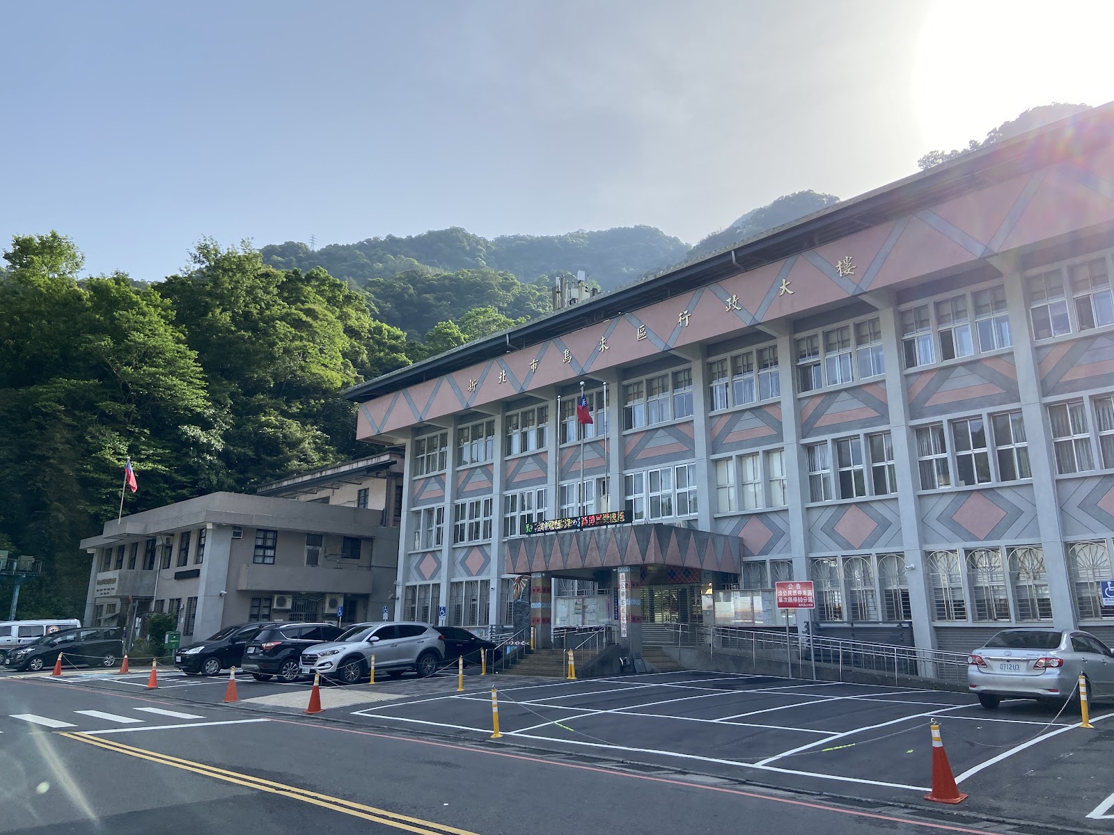 烏來區行政大樓外觀，粉橘色泰雅族圖騰裝飾建築立面