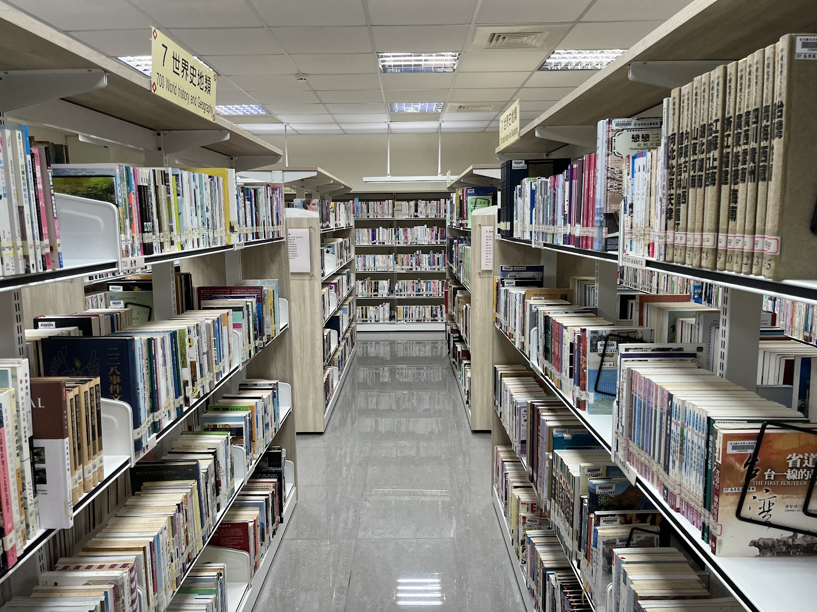 烏來區立圖書館書架走道，兩側書架擺滿書籍
