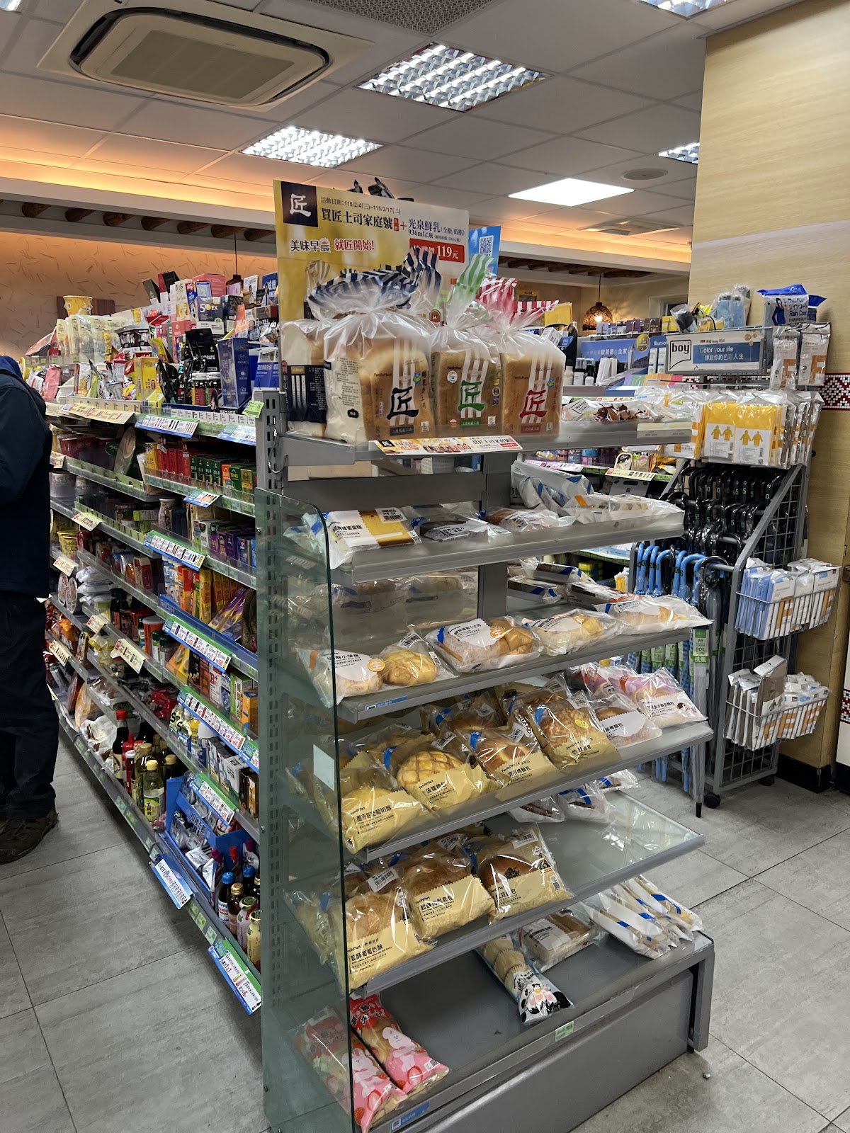 全家便利商店烏來店內麵包櫃陳列區