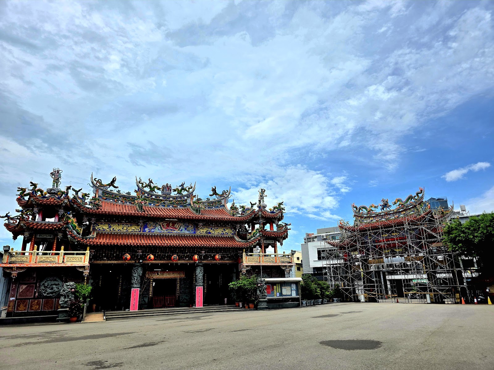 烏日朝天宮廟宇外觀全景,燕尾翹脊剪黏裝飾與開闊廣場