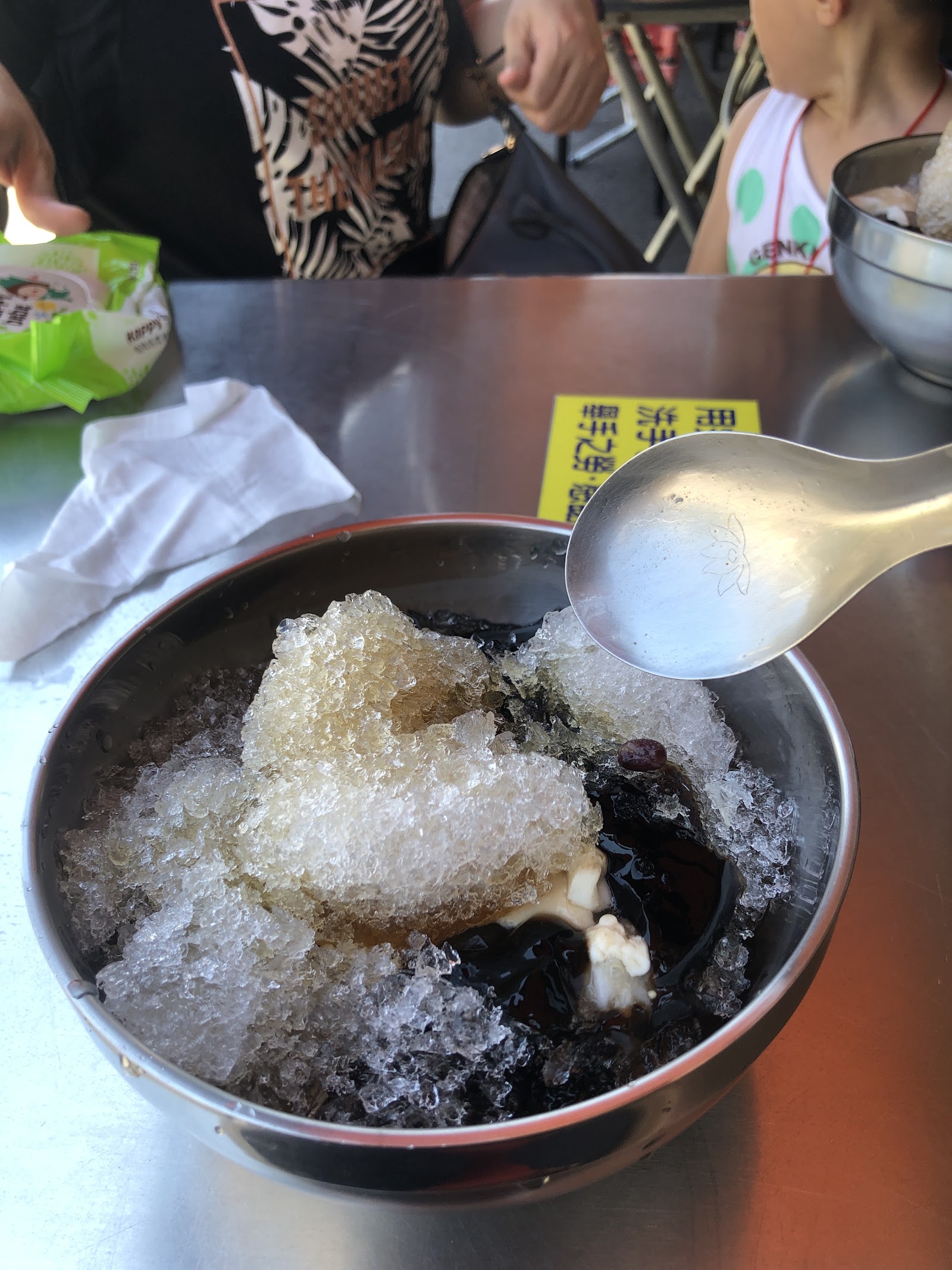 乾媽黑糖冰店招牌黑糖剉冰,粉粿豆花仙草配料豐富