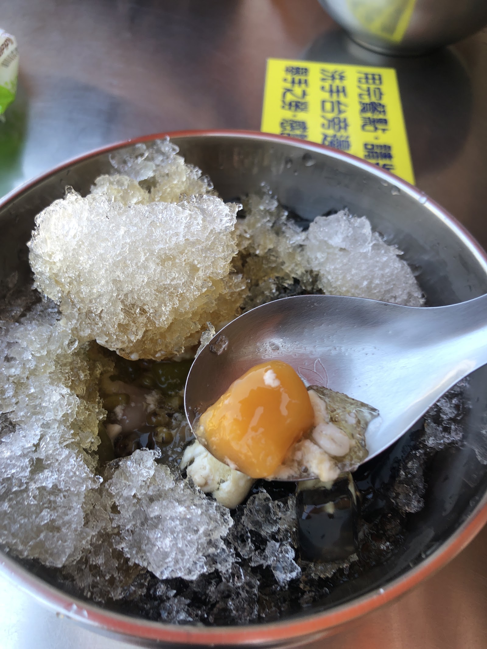 乾媽黑糖冰店剉冰近拍,橘色愛玉凍配料增添風味