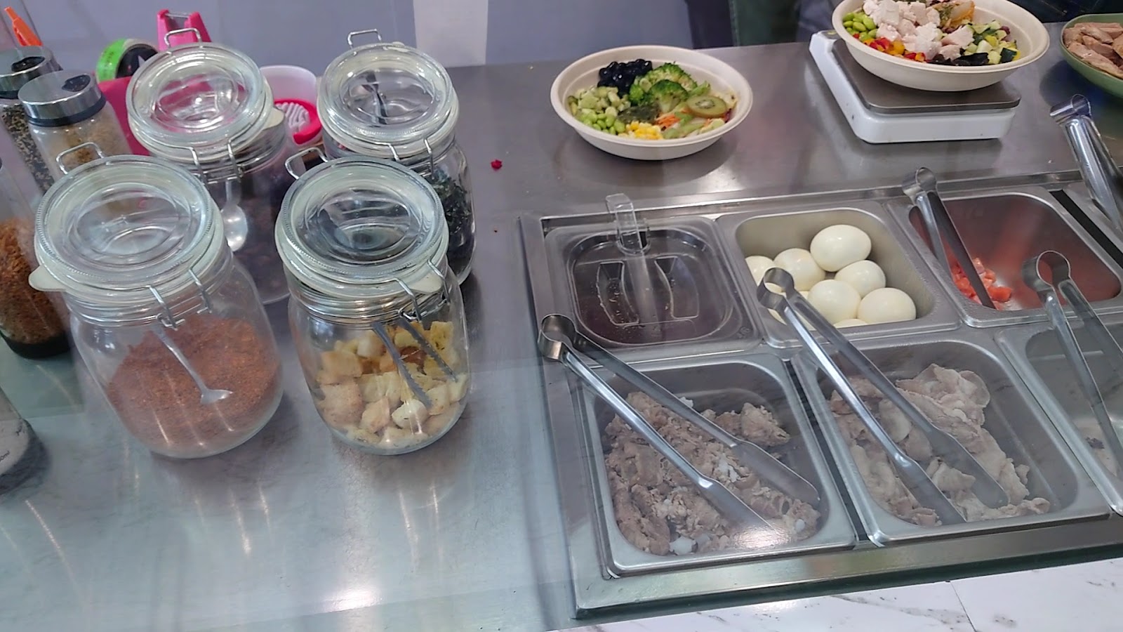 里好餐桌自助選料檯,多種香料與配菜一字排開