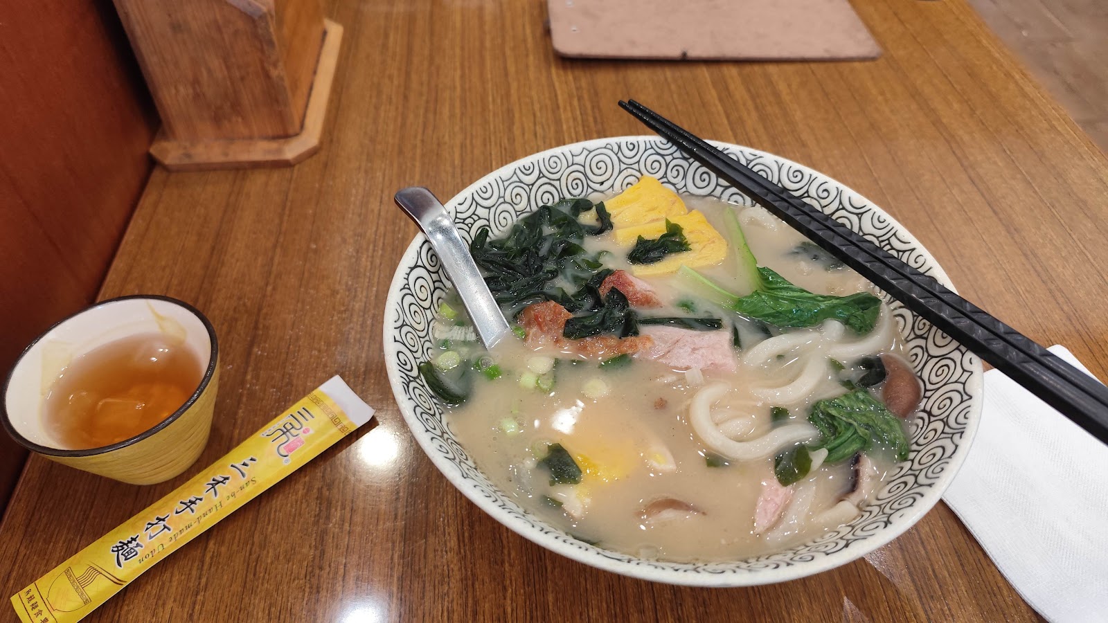 三禾手打麵烏龍麵湯麵特寫,豚骨湯頭配料豐富