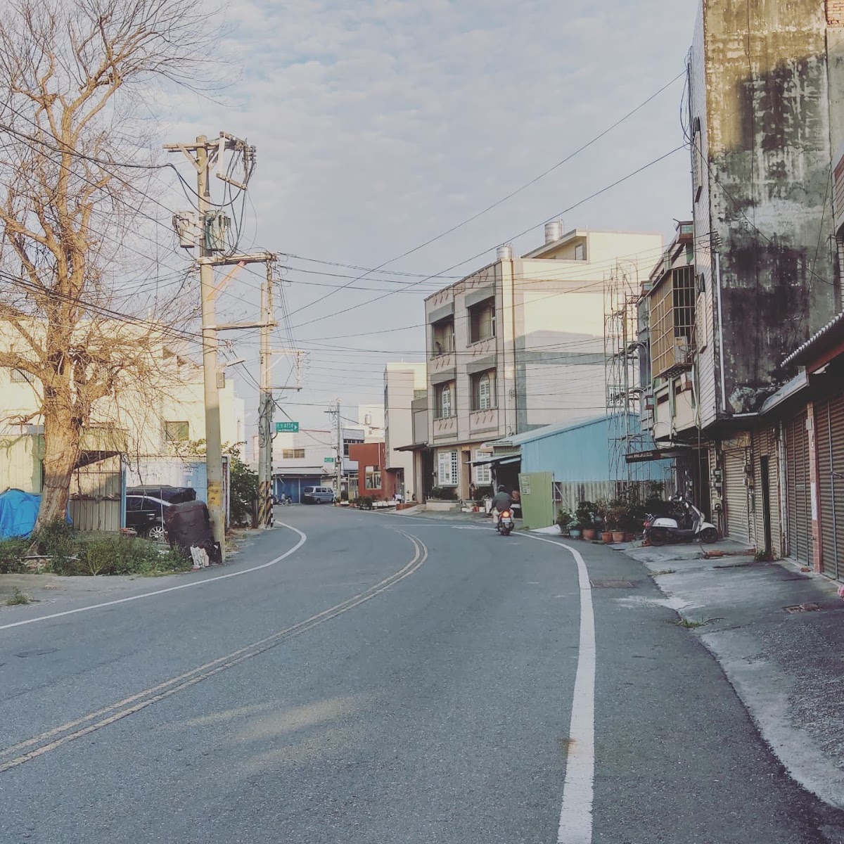 下崙黃昏市場-下崙黃昏市場所在的巷弄街景,電線桿與低矮