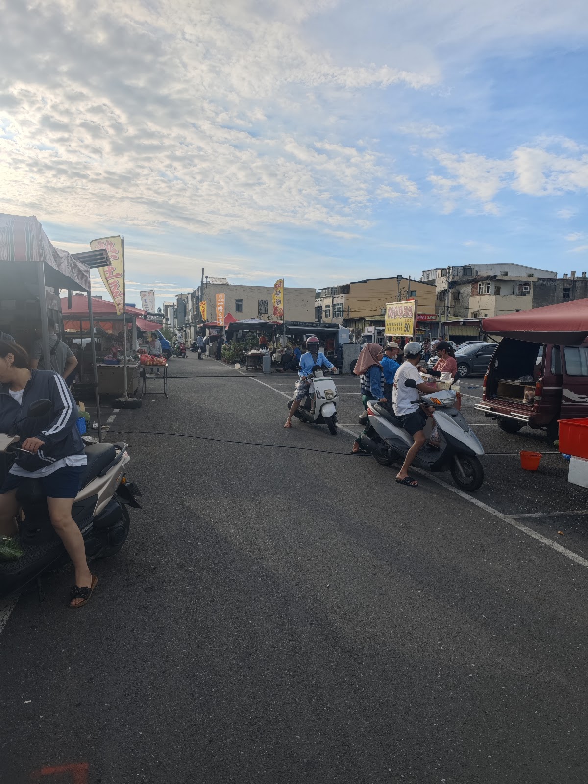 下崙黃昏市場-傍晚市集正熱鬧,機車與攤販在窄巷裡交會,