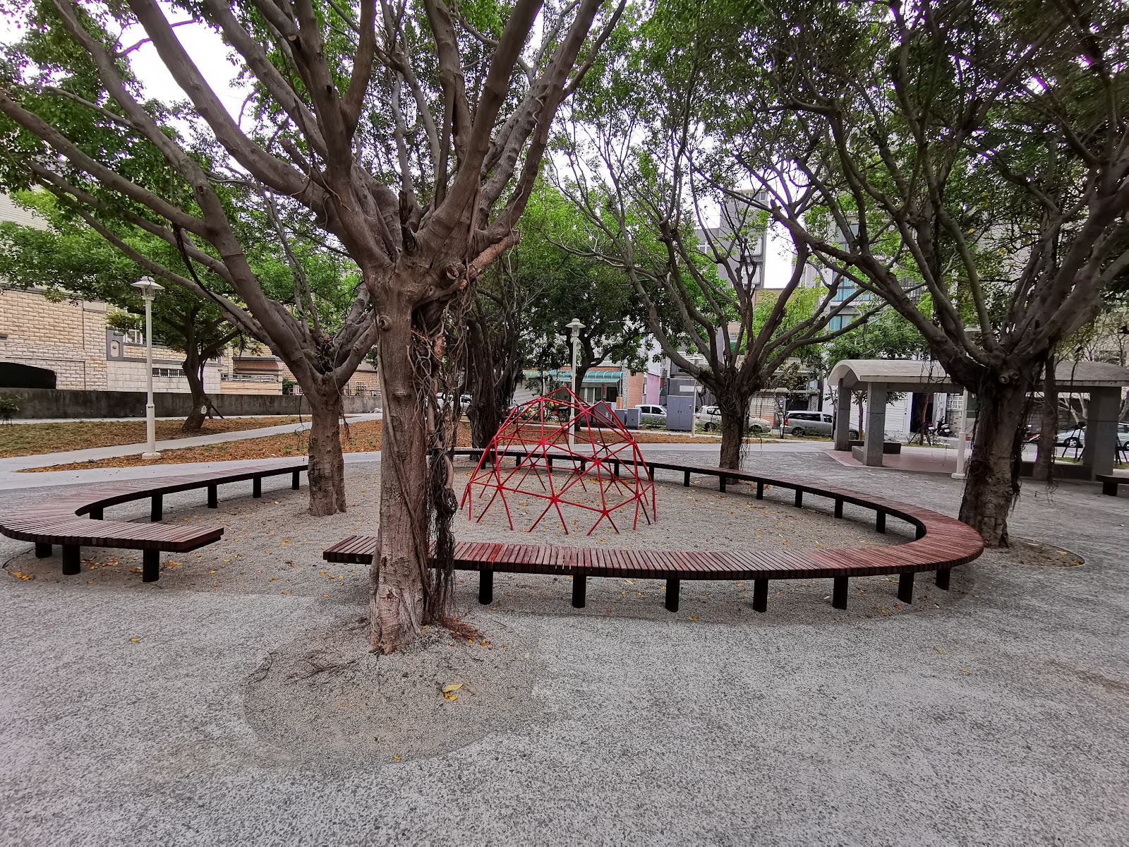 香山公園大樹濃蔭下的木質座椅與攀爬網遊具
