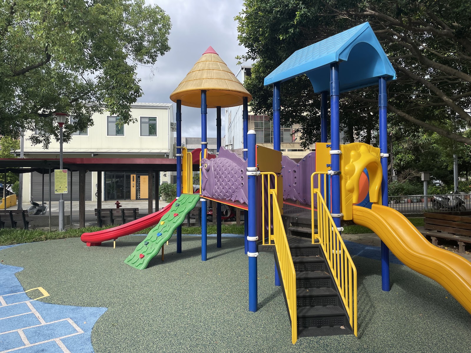 香山公園色彩繽紛兒童遊戲設施