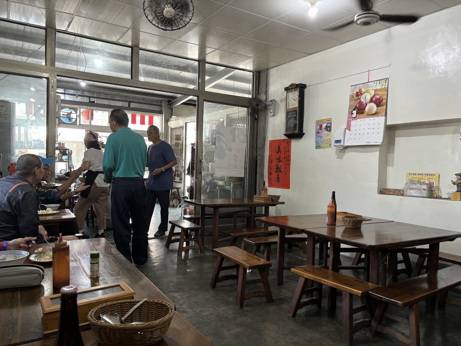 蕭家粄條店內實木桌椅用餐空間