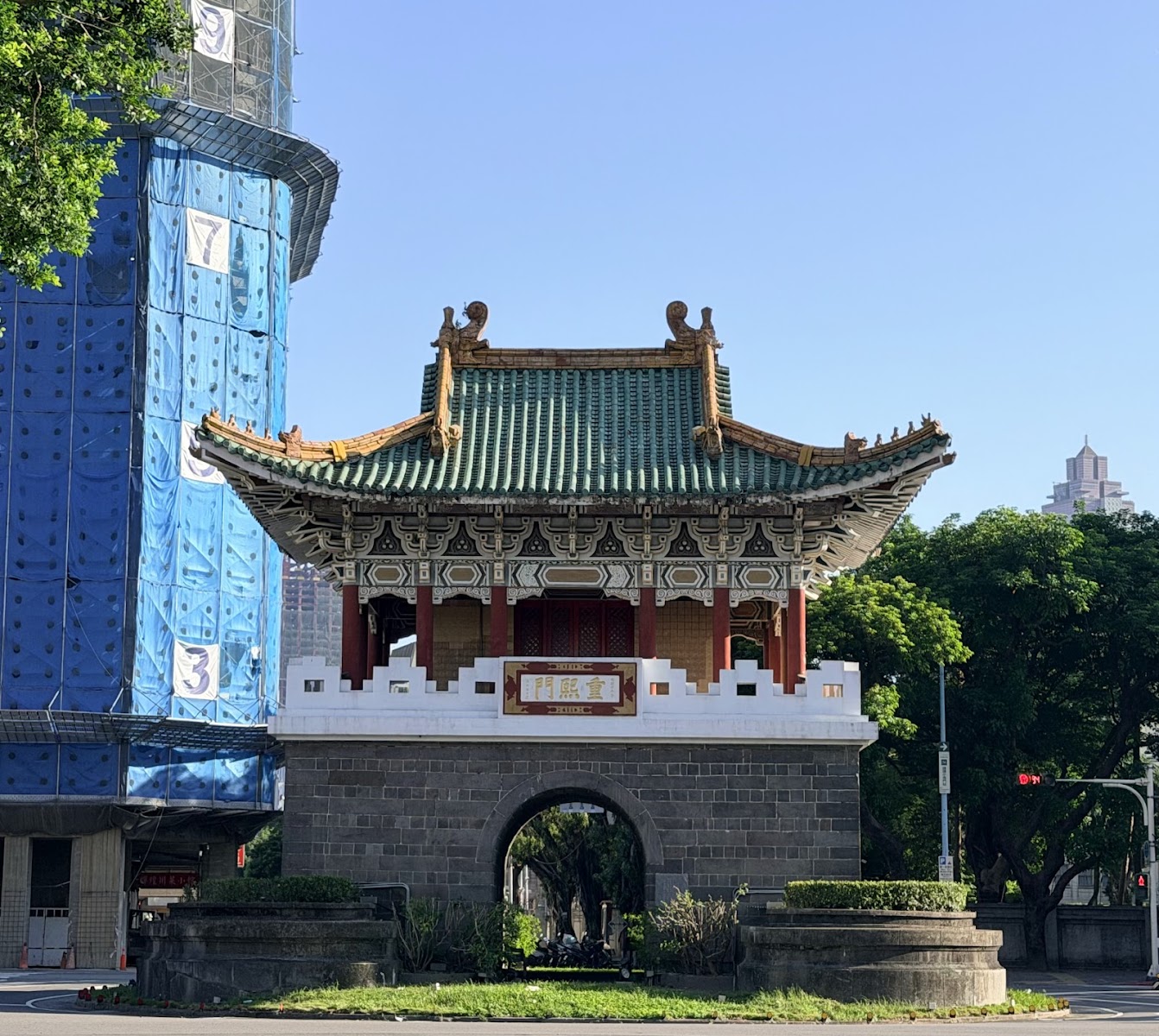藍天下台北府城小南門重熙門古城樓側拍