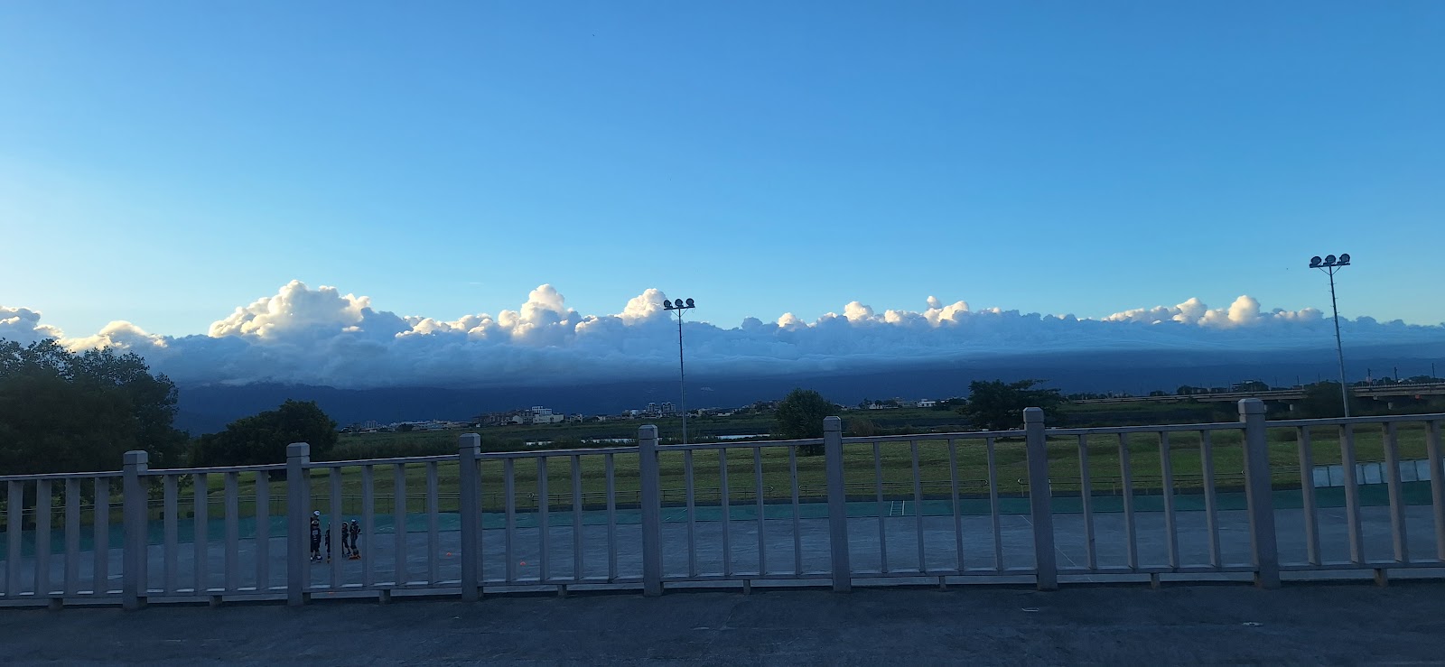 五結溪濱溜冰場堤防遠景
