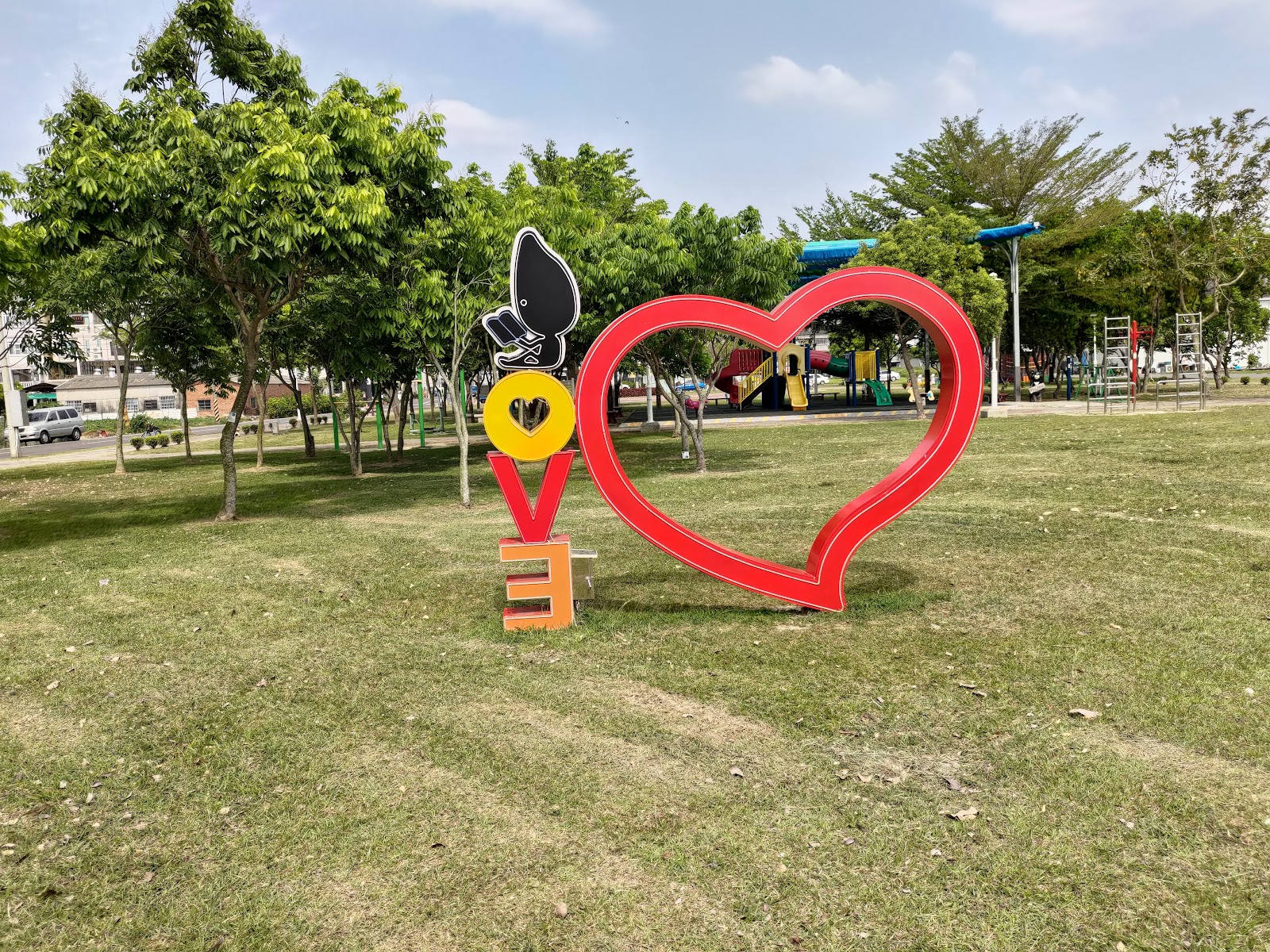 西港中央公園LOVE打卡造景與兒童遊具區