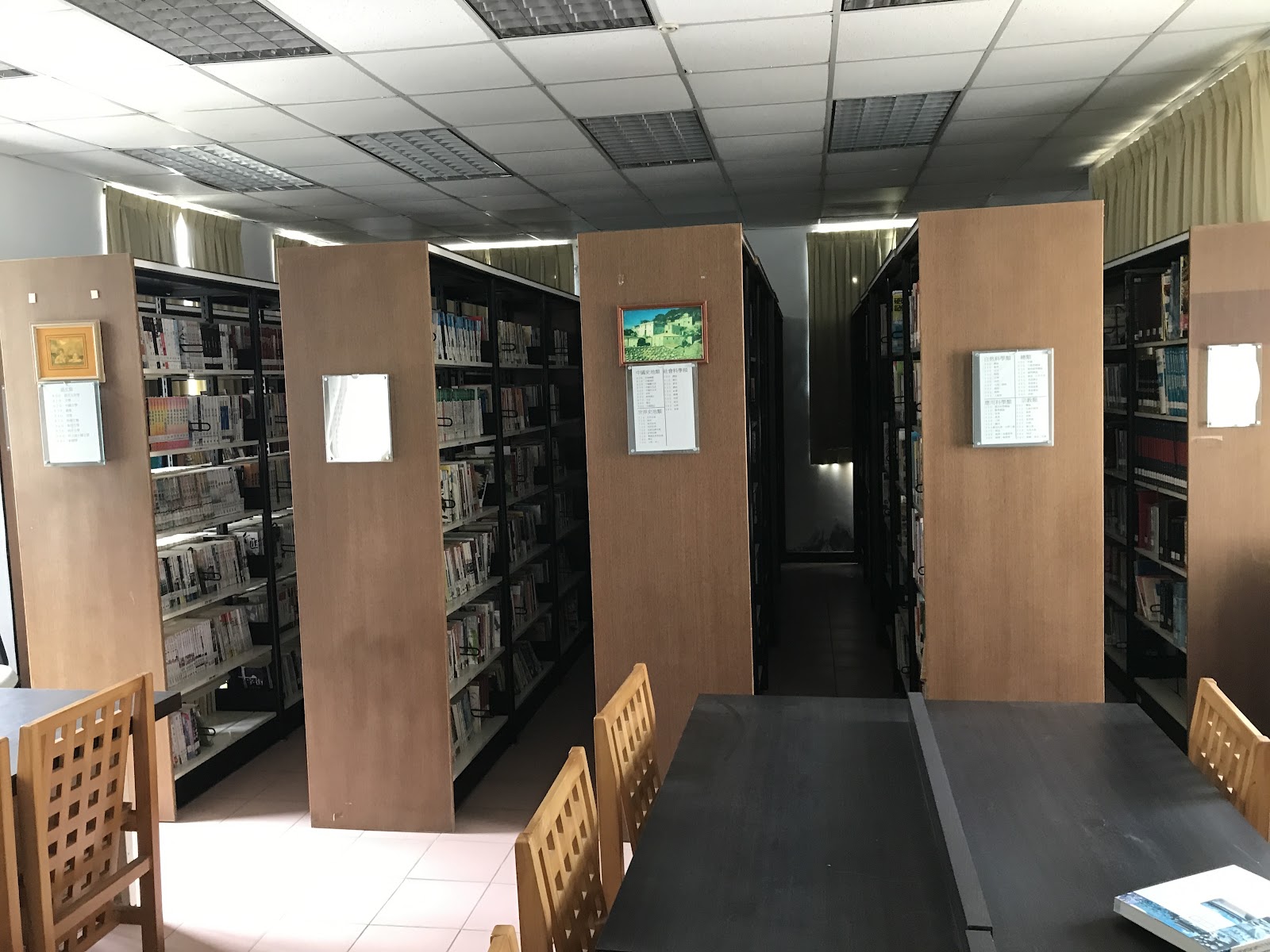 莒光鄉公所西莒圖書館館內書架走道
