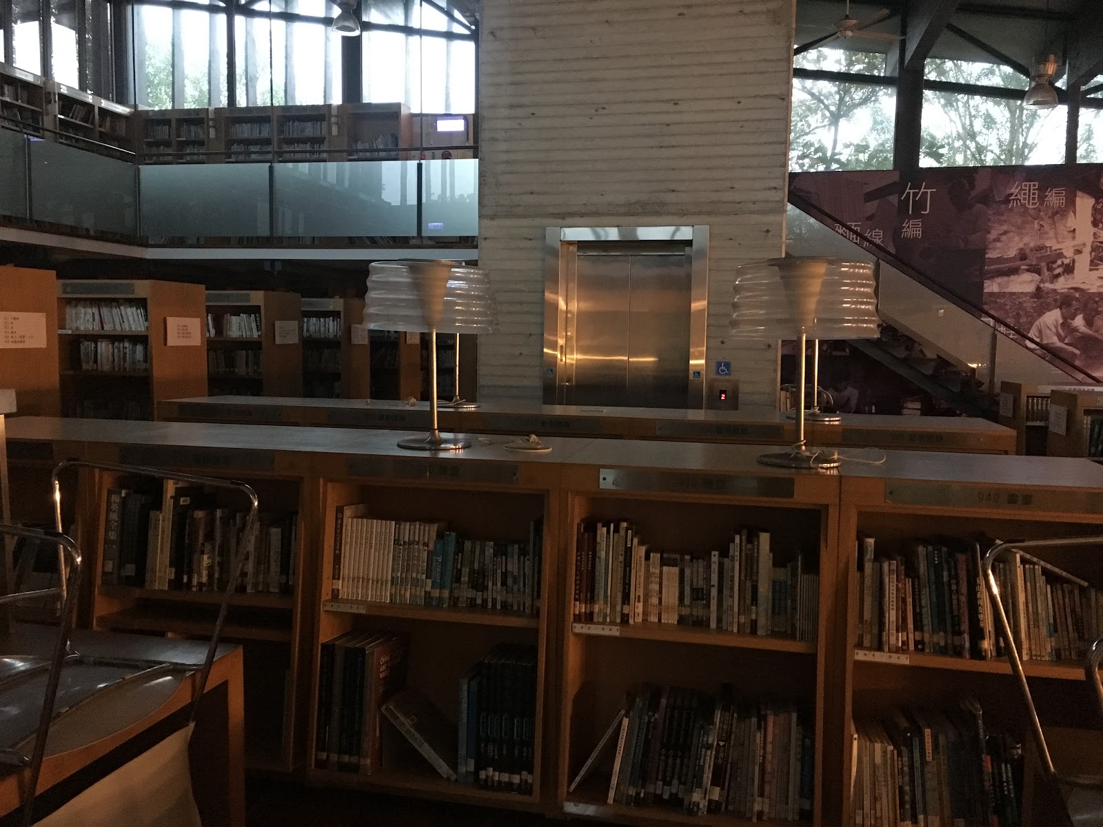 溪口鄉立圖書館挑高書架與電梯大廳