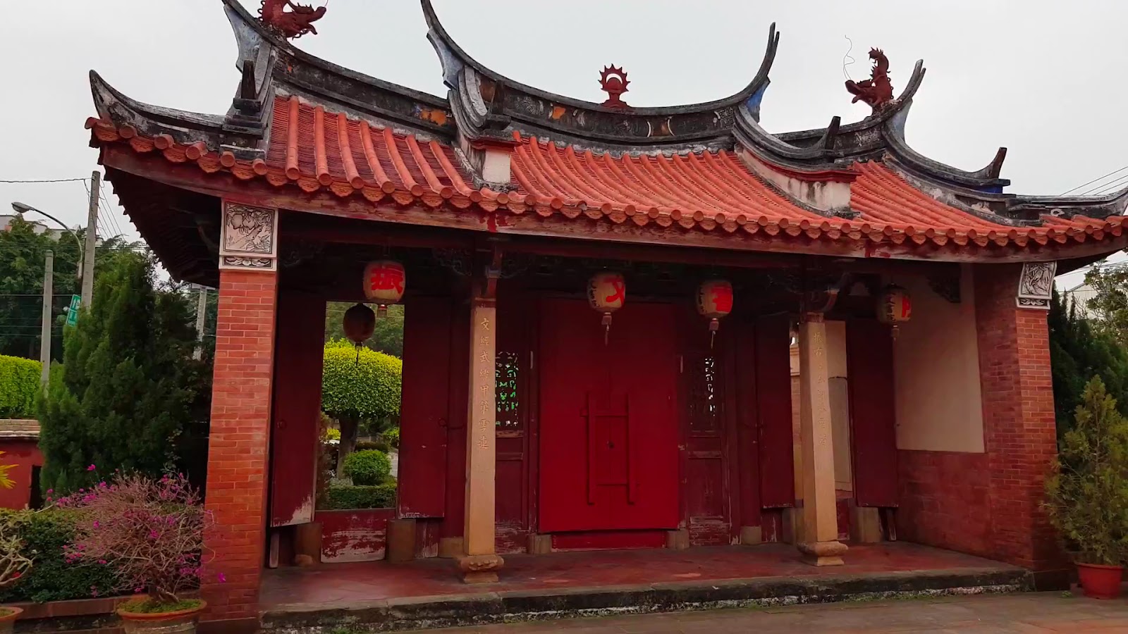 西螺振文書院字紙亭特寫，紅色大門與燈籠