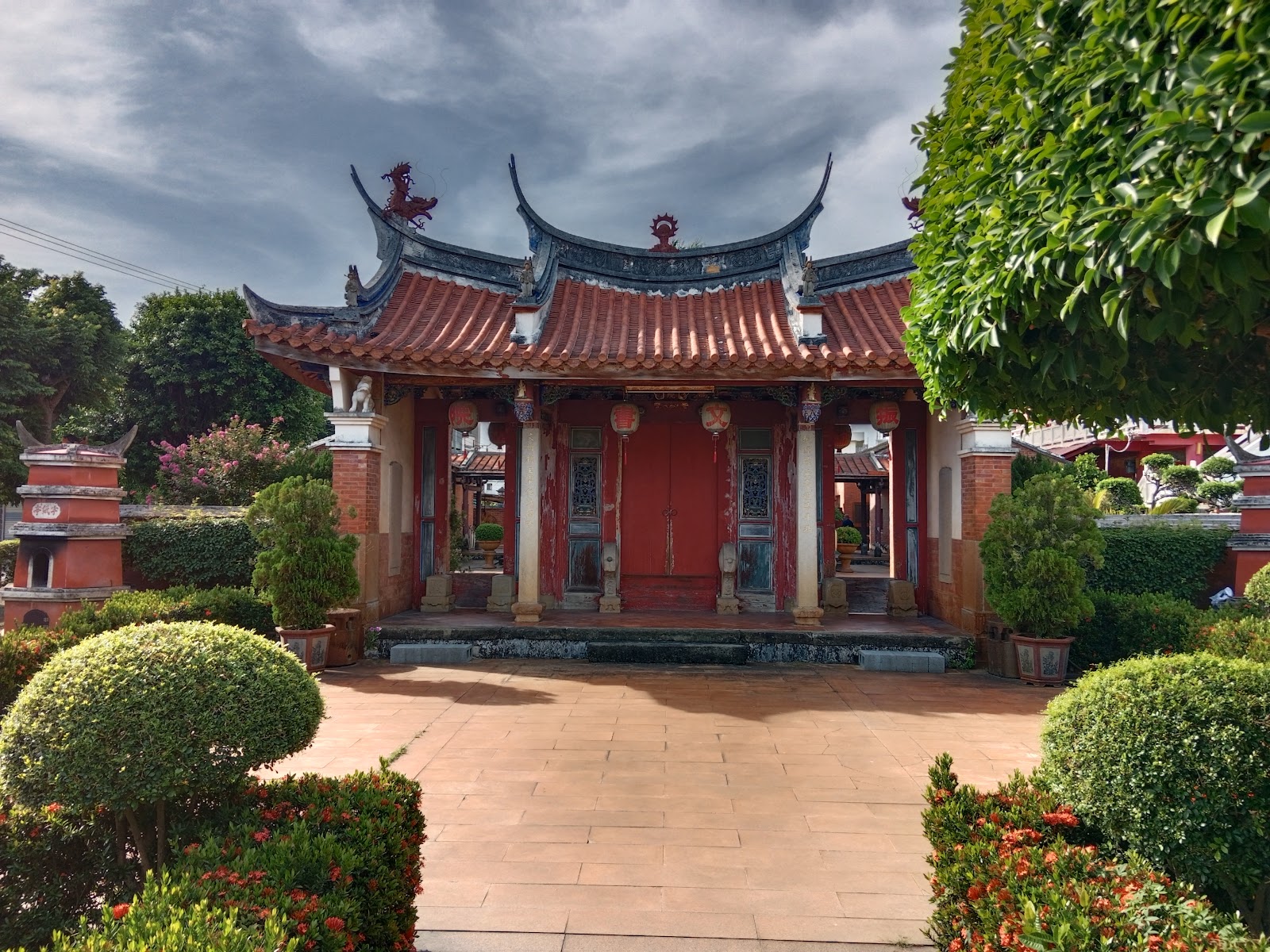 西螺振文書院正門遠景，庭院灌木造景與燕尾脊屋頂