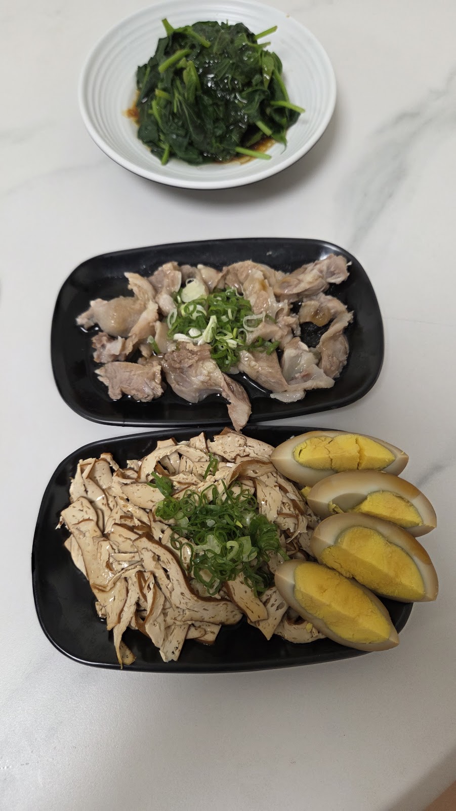 武家乾麵小菜拼盤燙青菜涼拌肉片滷味