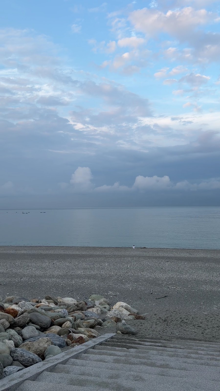 月牙灣七星潭礫石海灘延伸至海平面