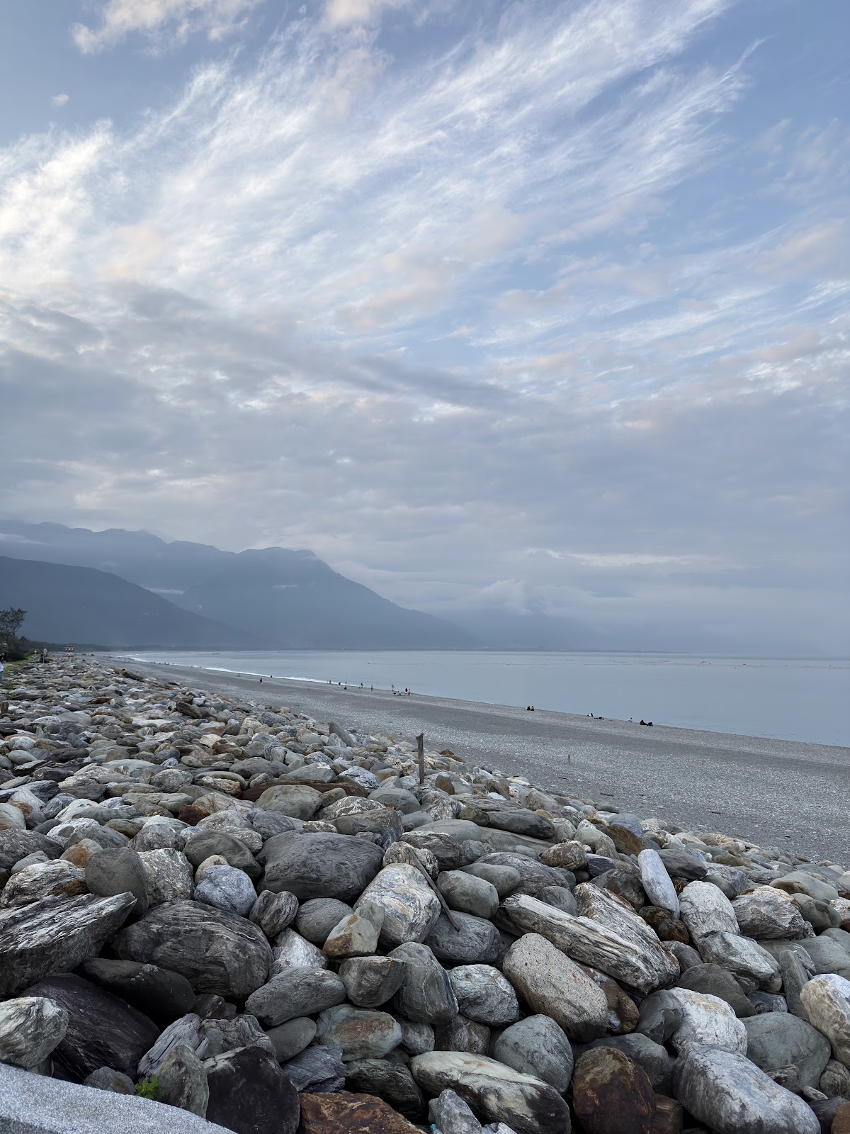 七星潭月牙灣礫石海岸線與遠方山巒