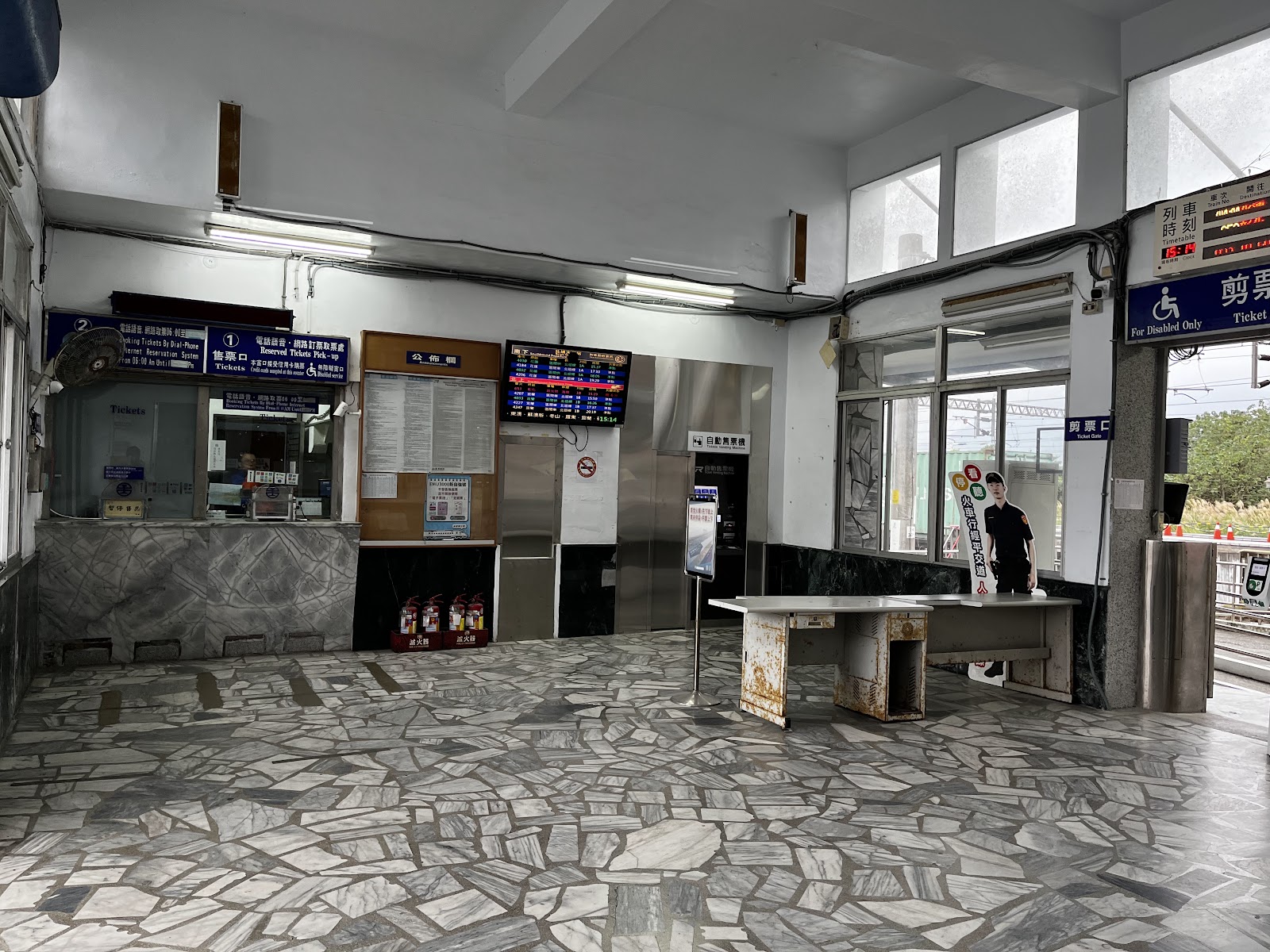 北埔車站售票大廳內部,列車時刻看板