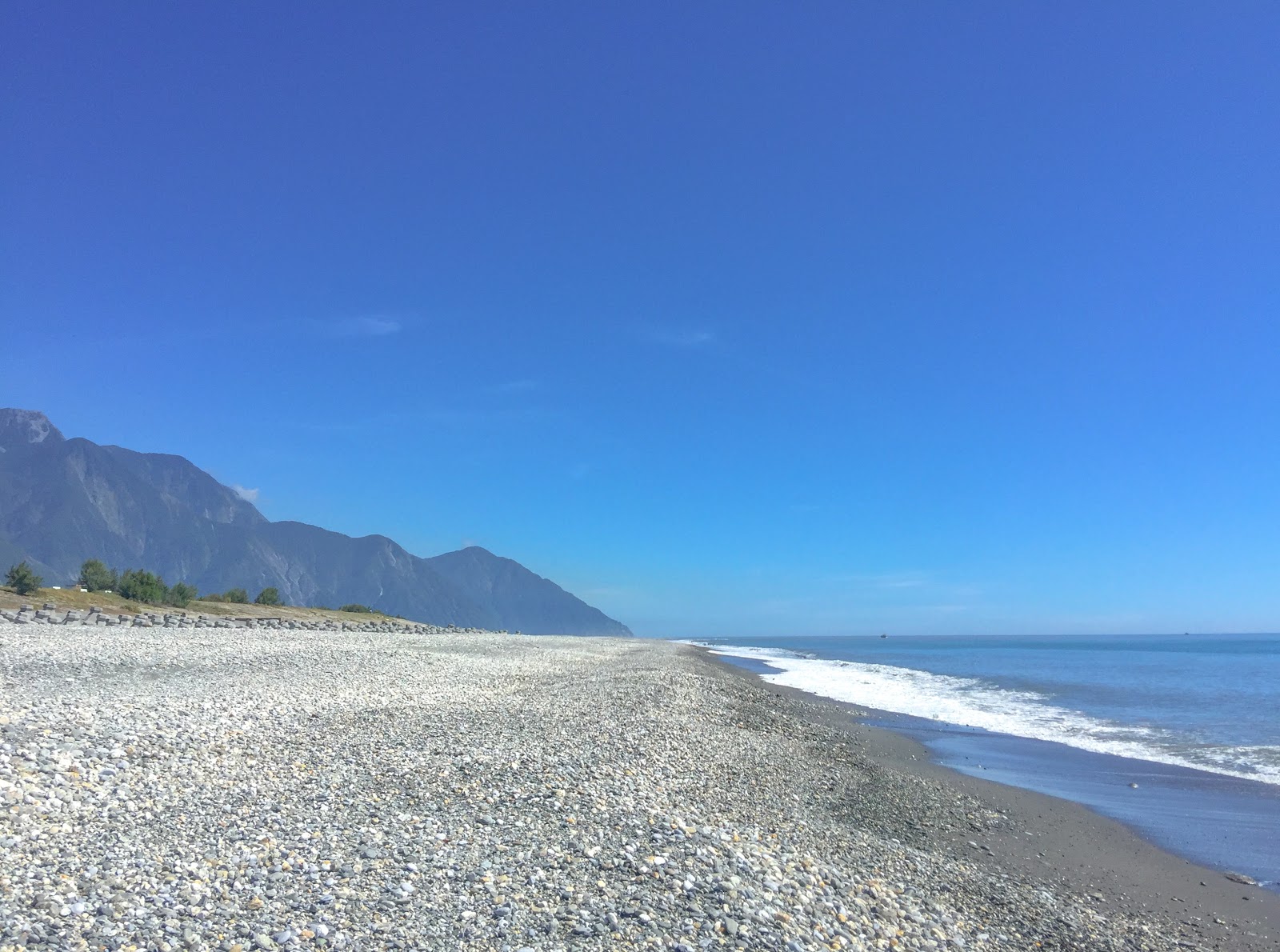 新城海堤鵝卵石海灘遠景,中央山脈與太平洋