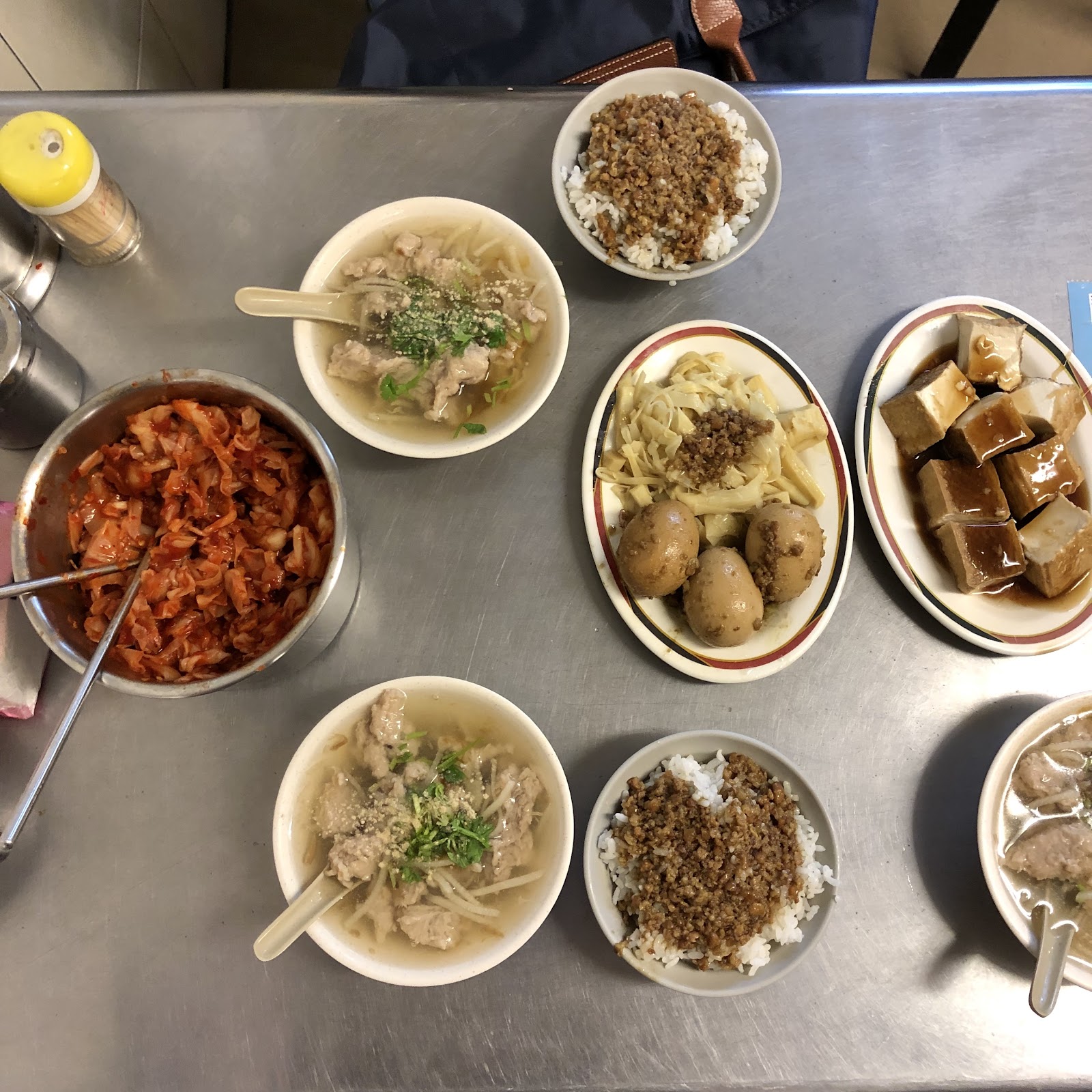 阿金老圓環魯肉飯招牌魯肉飯、肉羹湯、滷豆腐與辛奇俯拍全景