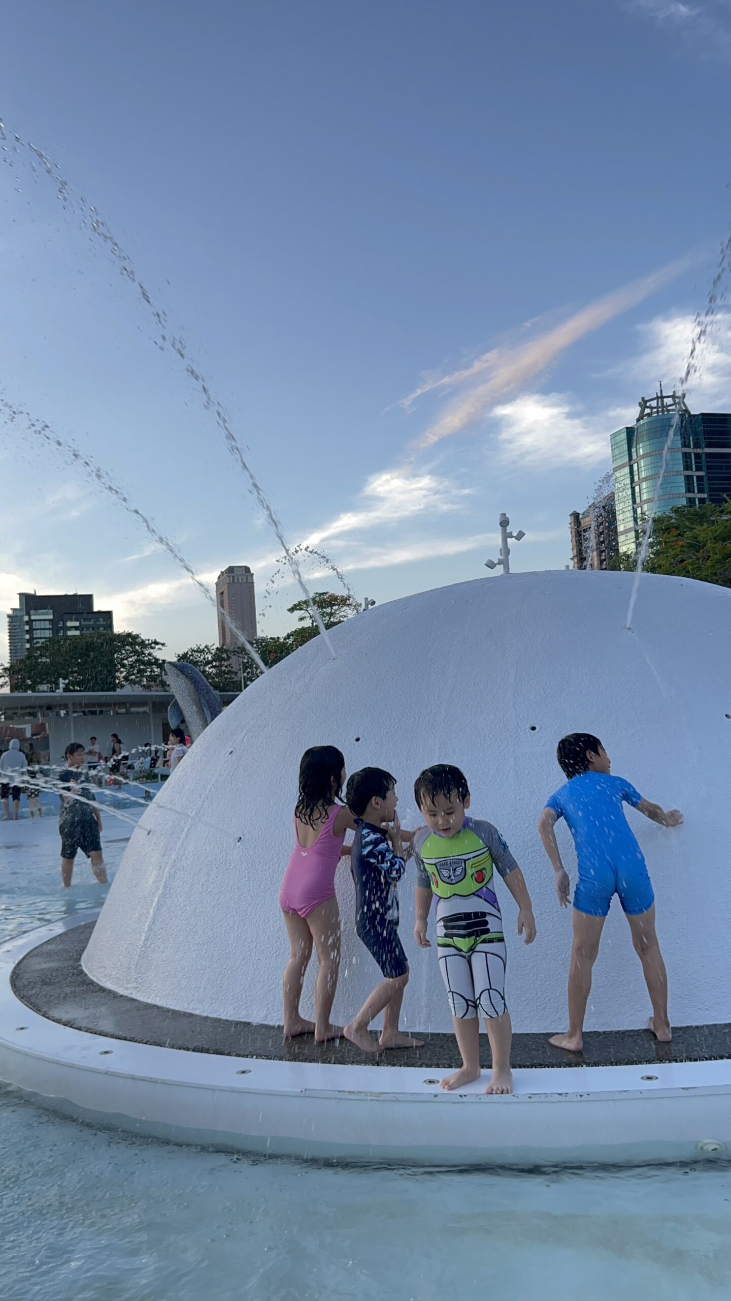 星光水岸公園噴泉水柱與藍天白雲