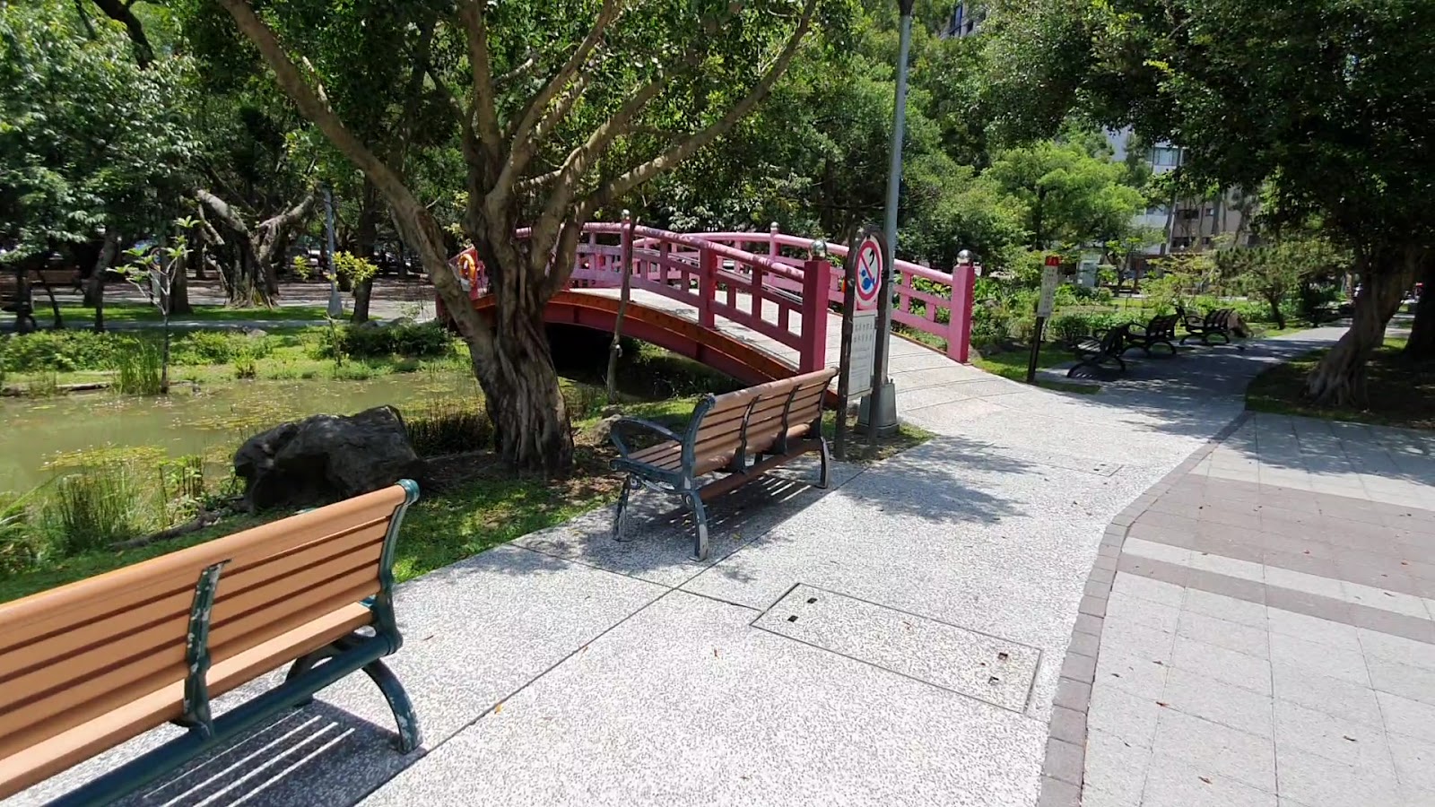 興隆公園紅色造景拱橋與池畔座椅