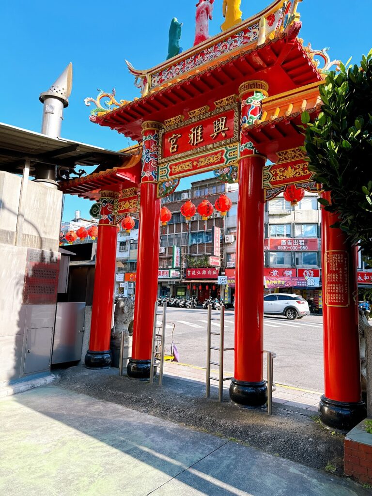 台北信義區興雅福德宮紅色牌樓外觀