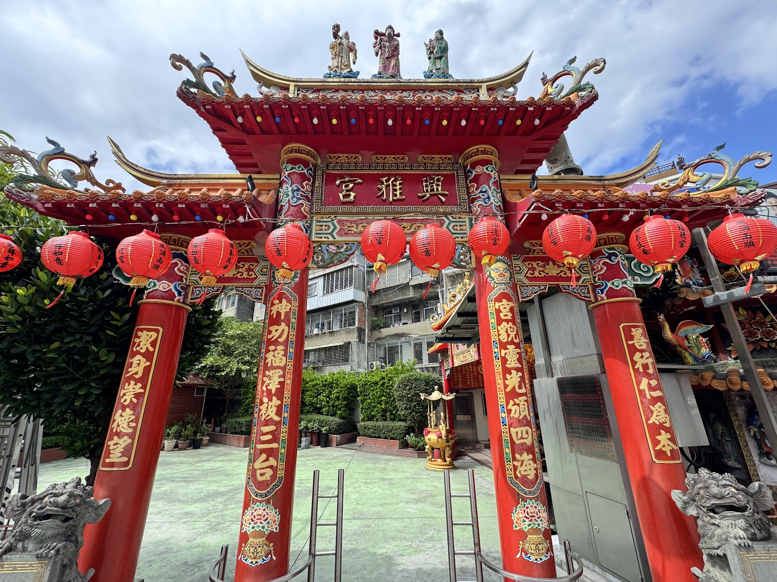 興雅福德宮廟埕內牌樓與紅燈籠石獅