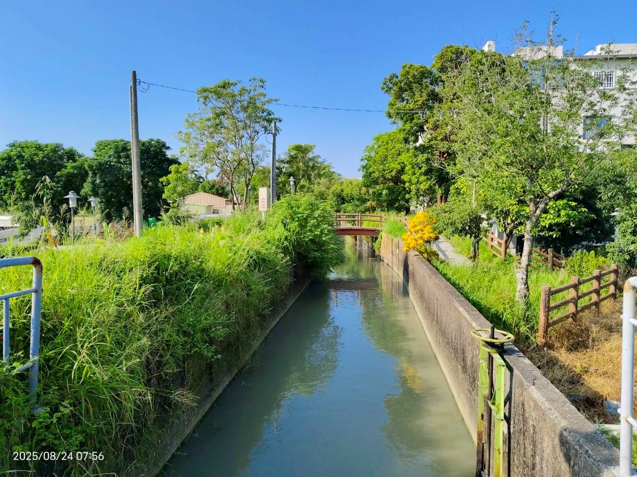 新化嘉南大圳步道水圳紅色木橋