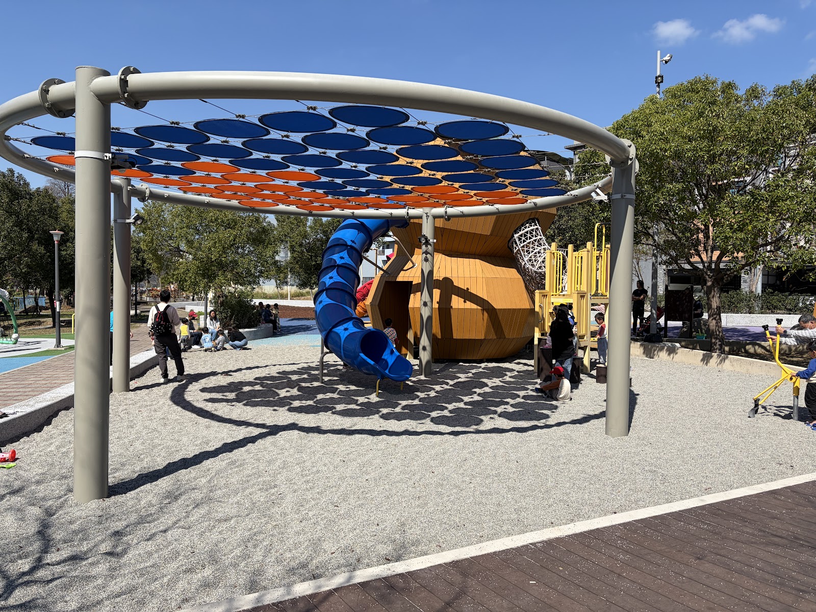 柿子公園遊戲區,假日總有親子來這裡放電