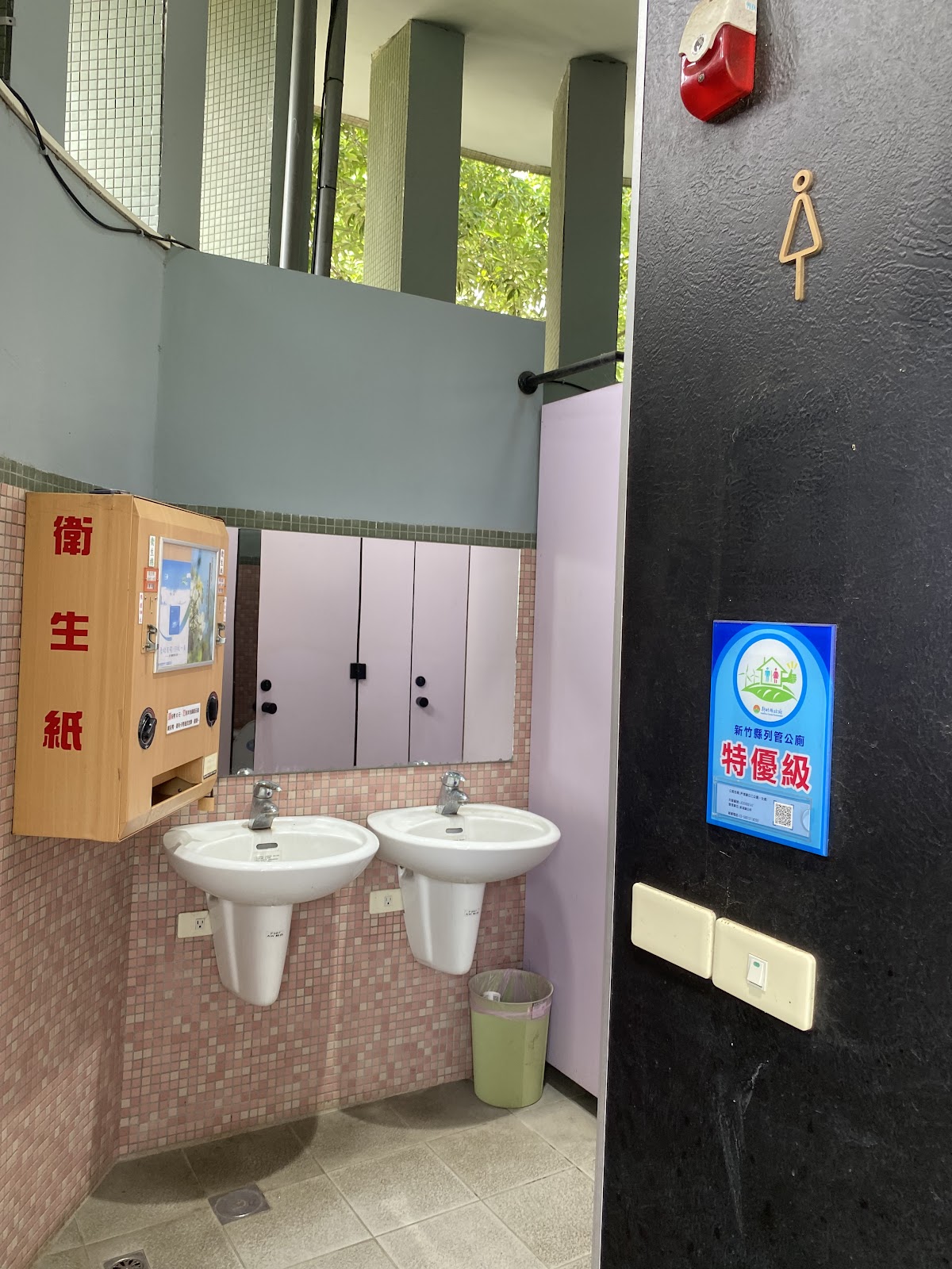 柿子公園的公廁環境整潔,連如廁都讓人安心