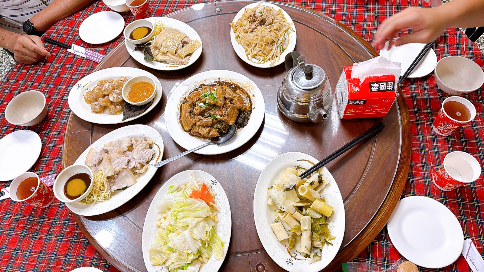 新竹日勝飲食店客家合菜俯拍，白斬雞、封肉、薑絲大腸等多道菜色