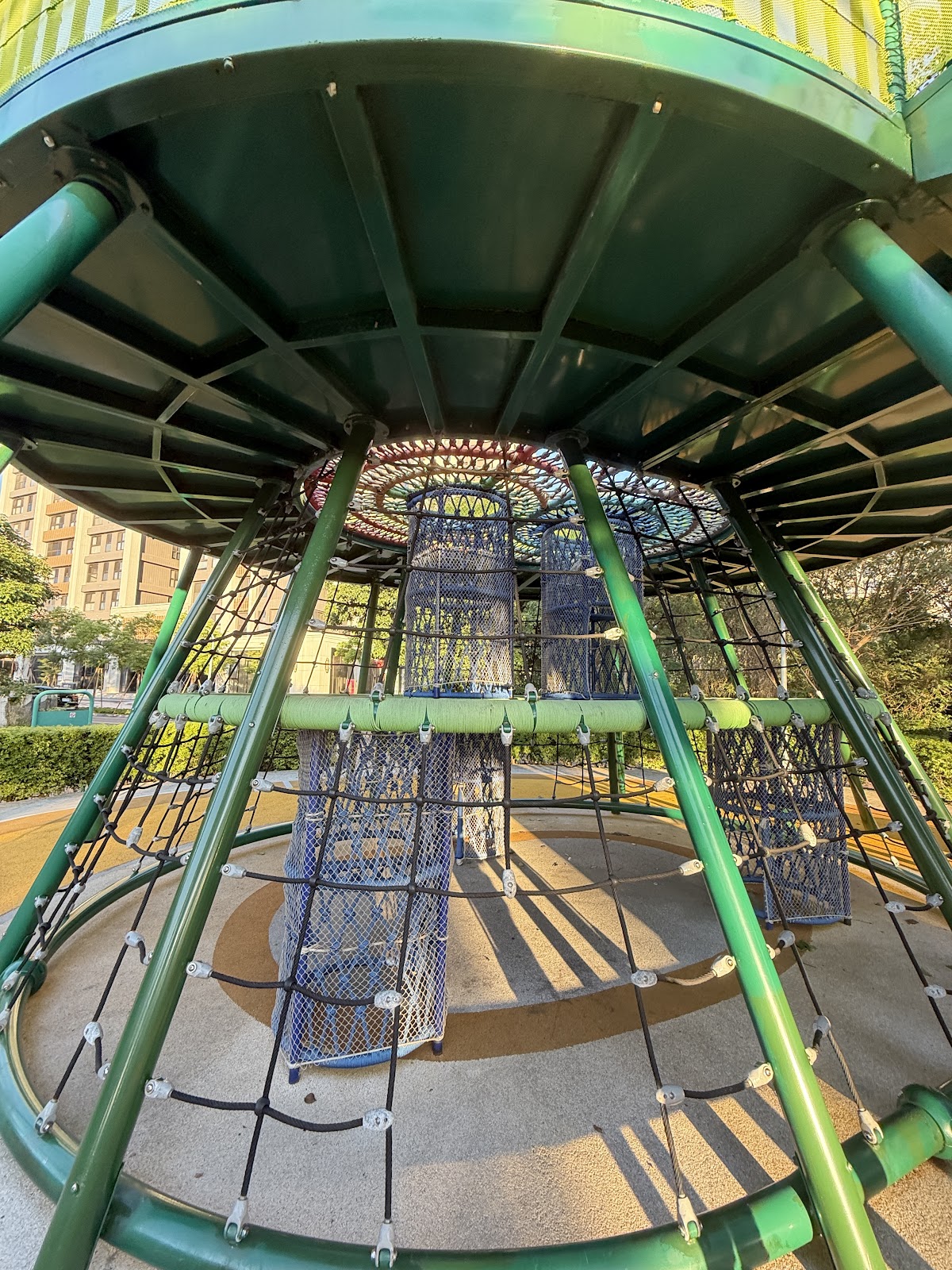 新屋公二公園球體攀爬網內部另一視角特寫