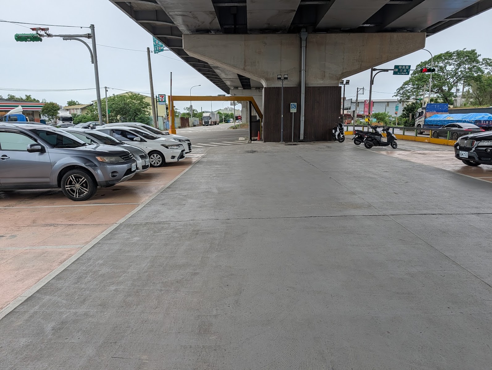 頭洲魅力公園快速路橋下免費停車空間