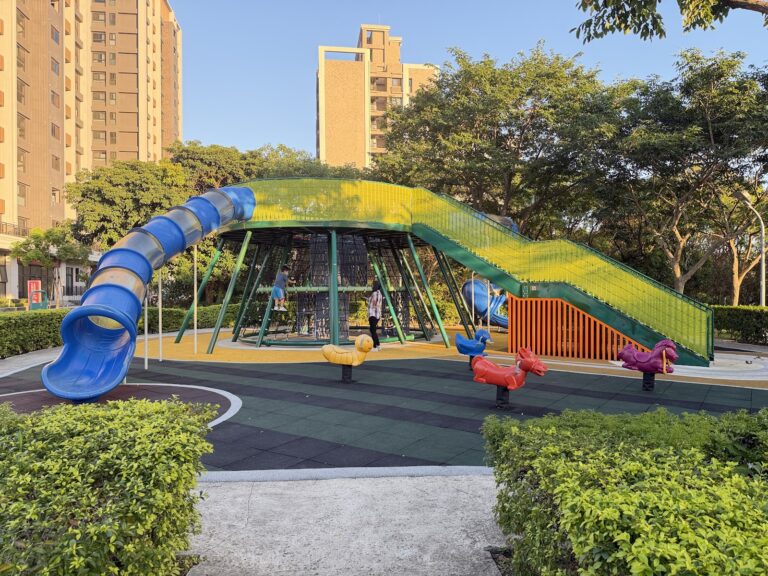 新屋公二公園隧道滑梯攀爬網球體與搖搖馬全景