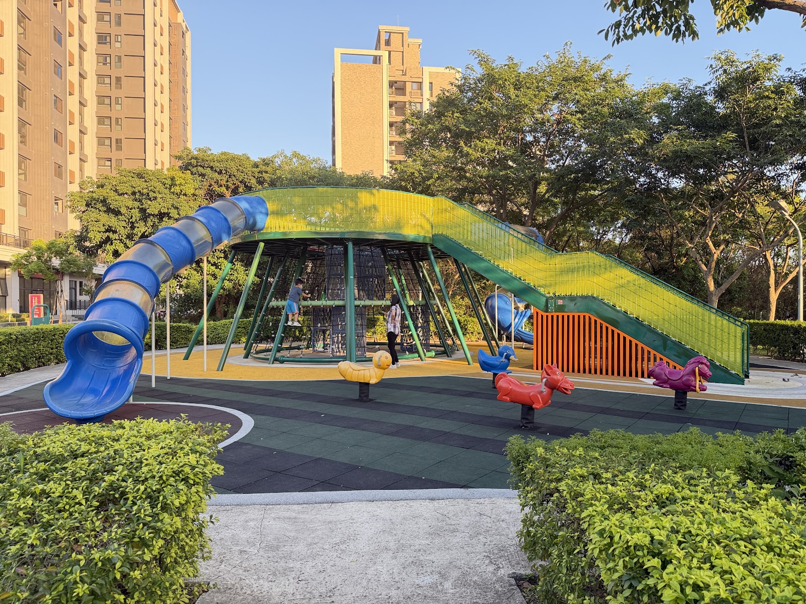 新屋公二公園隧道滑梯攀爬網球體與搖搖馬全景