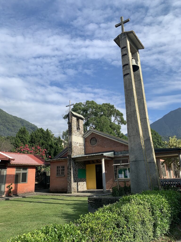 地利天主堂鐘樓十字架藍天全景
