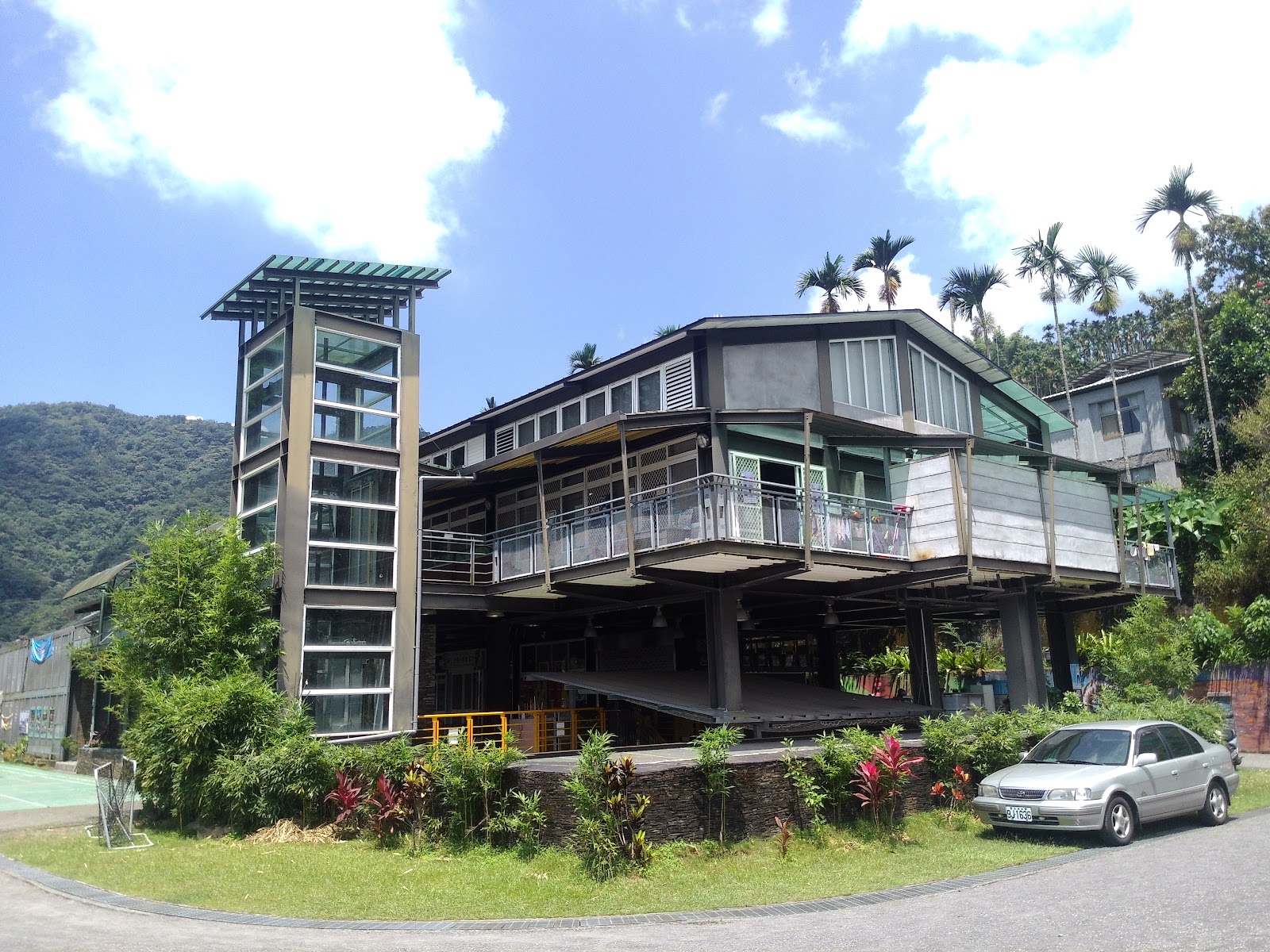 潭南國小玻璃電梯塔校舍藍天背景 潭南國小玻璃電梯塔校舍藍天背景