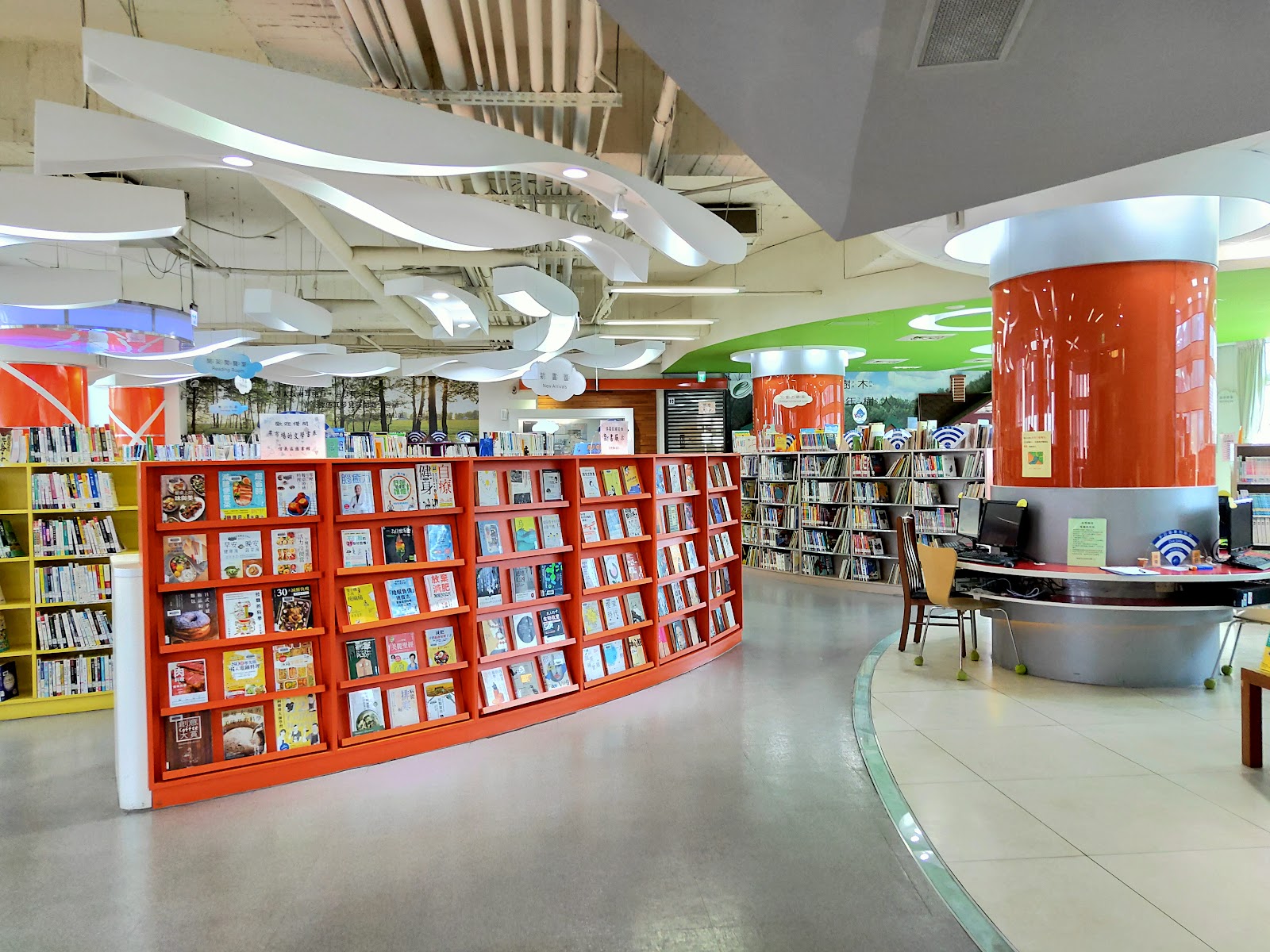 基隆市立圖書館信義分館橘色弧形書架與明亮閱讀空間