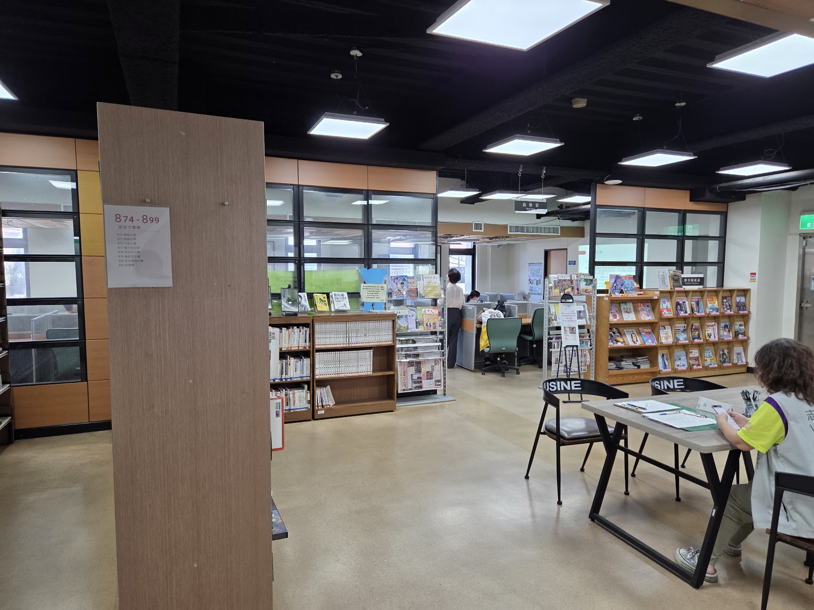 基隆市立圖書館信義分館期刊雜誌區書架與閱覽桌