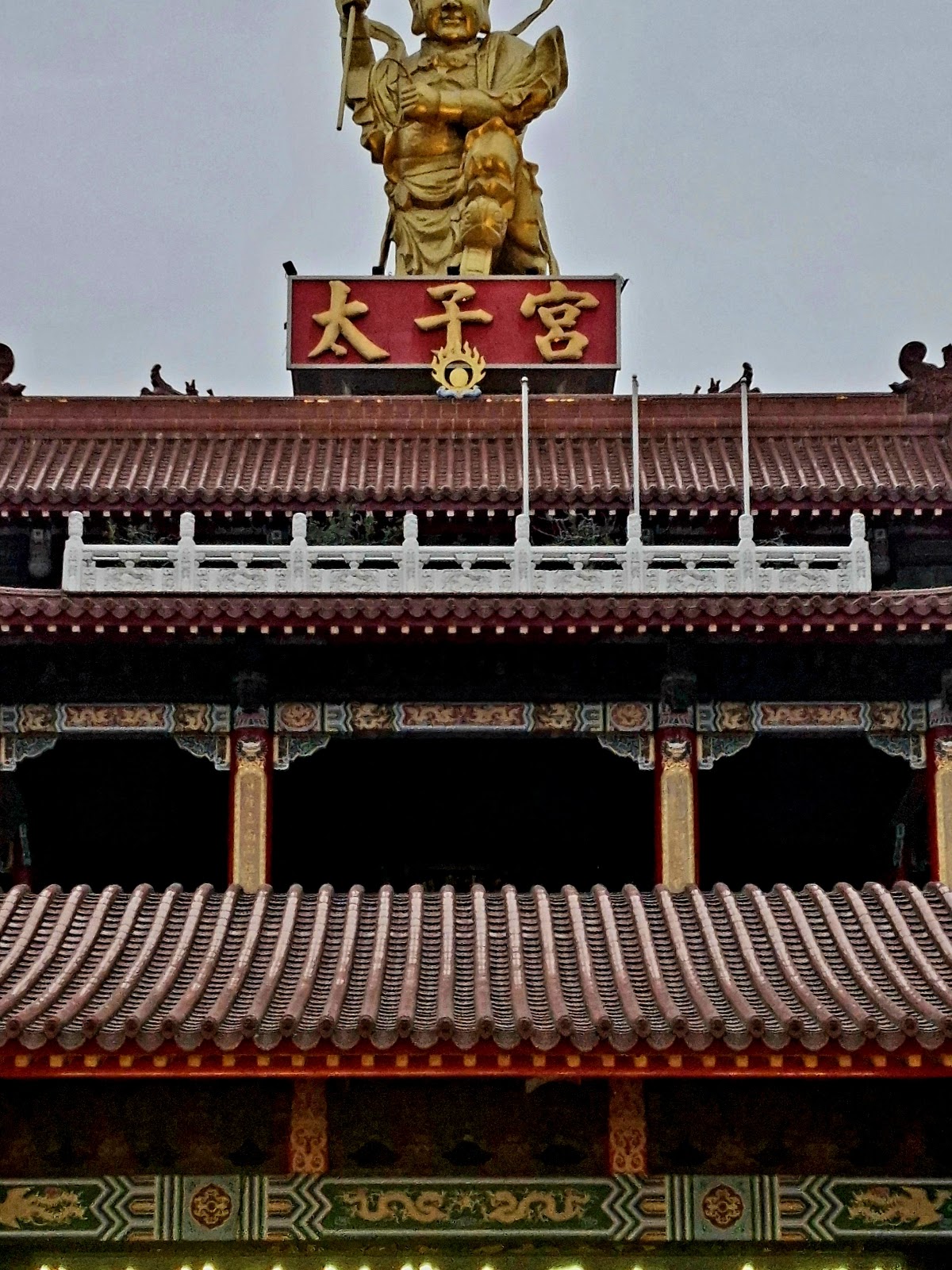 新營太子宮屋頂巨大金色太子爺塑像