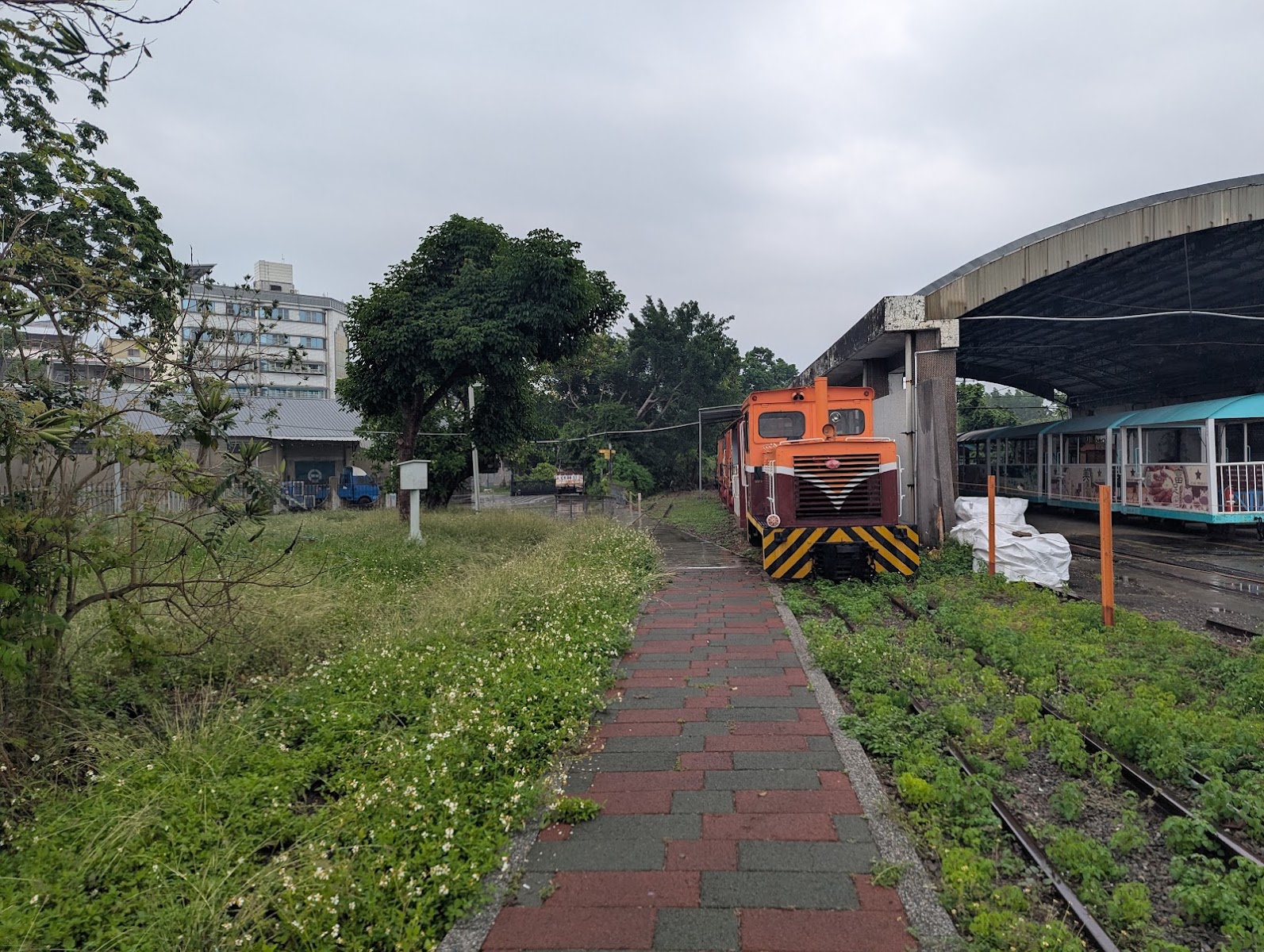 新營鐵道地景公園橘色軌道車停靠