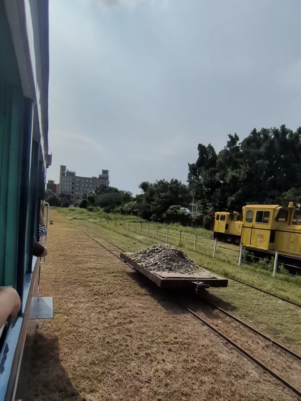 新營鐵道文化園區小火車沿途的黃色工程維護車