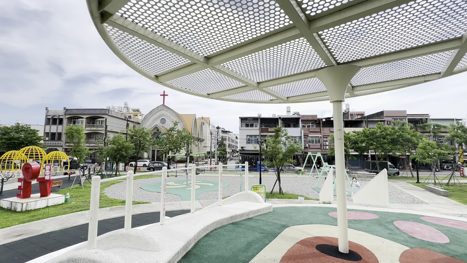 新園共融遊戲場大型共融遊具與繽紛地墊