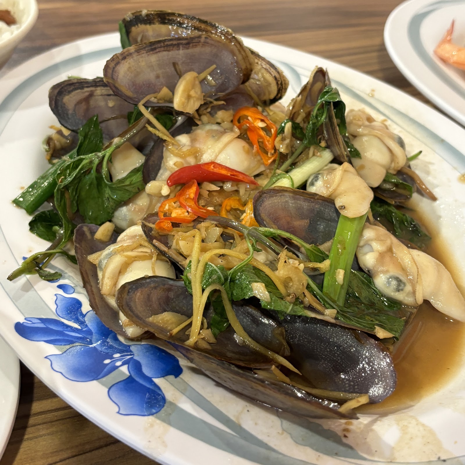 阿慶鮮魚湯辣炒文蛤,蒜香九層塔香氣撲鼻