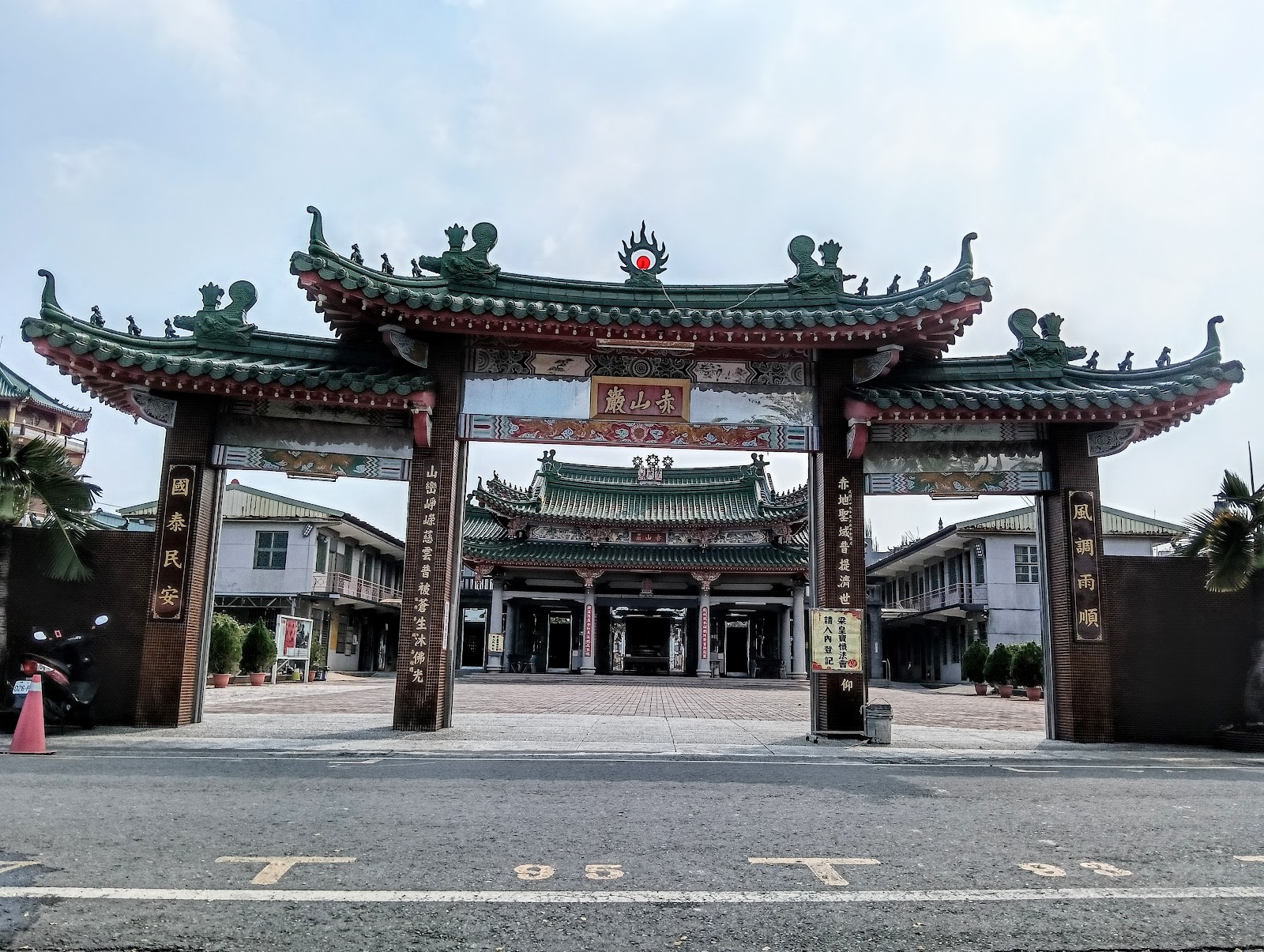 新園赤山巖山門,屏東平原歷史最悠久佛寺之一