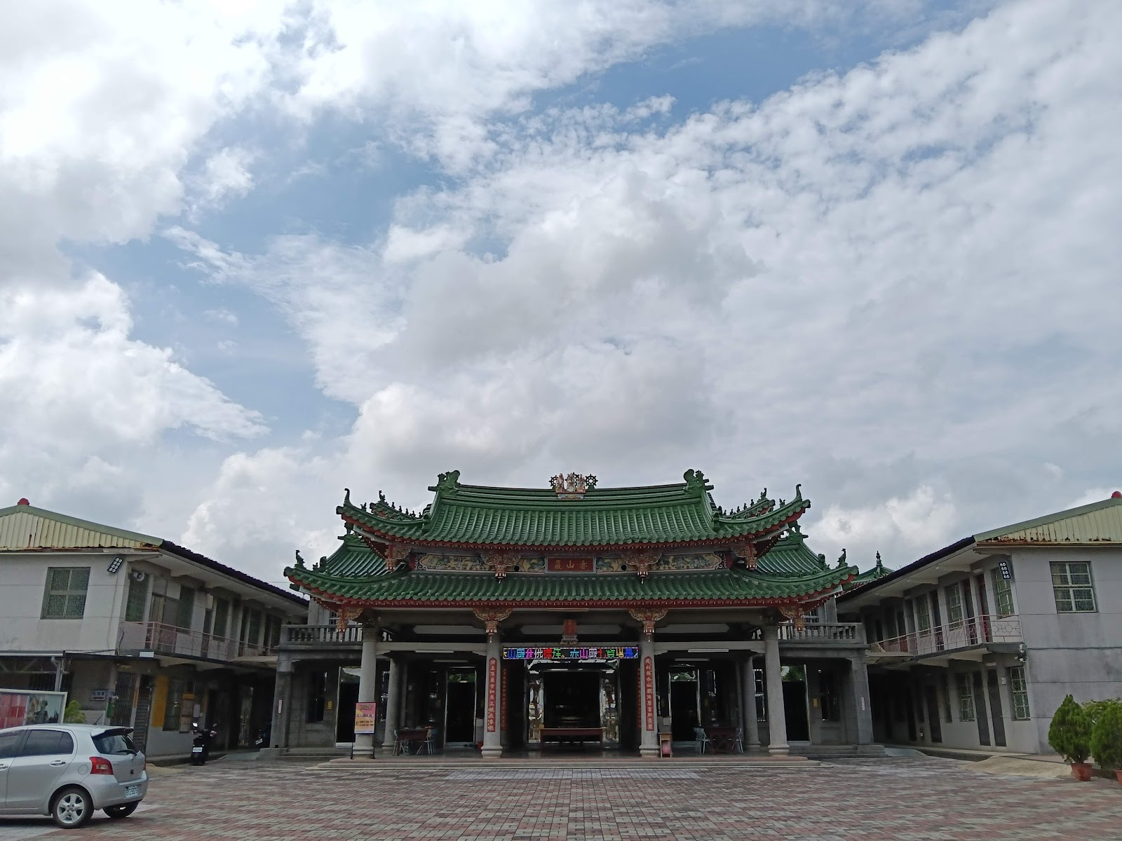 新園赤山巖廟埕與三川殿建築全景