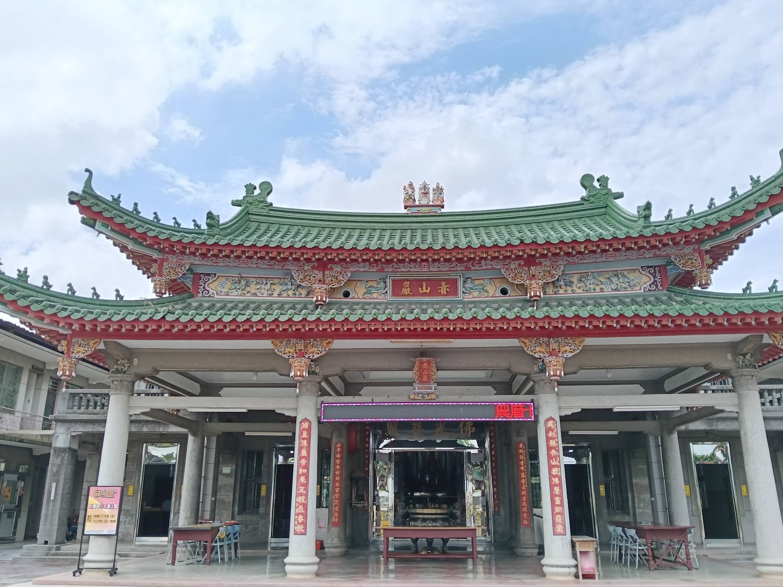 新園赤山巖三川殿近照,雕樑畫棟工藝精細